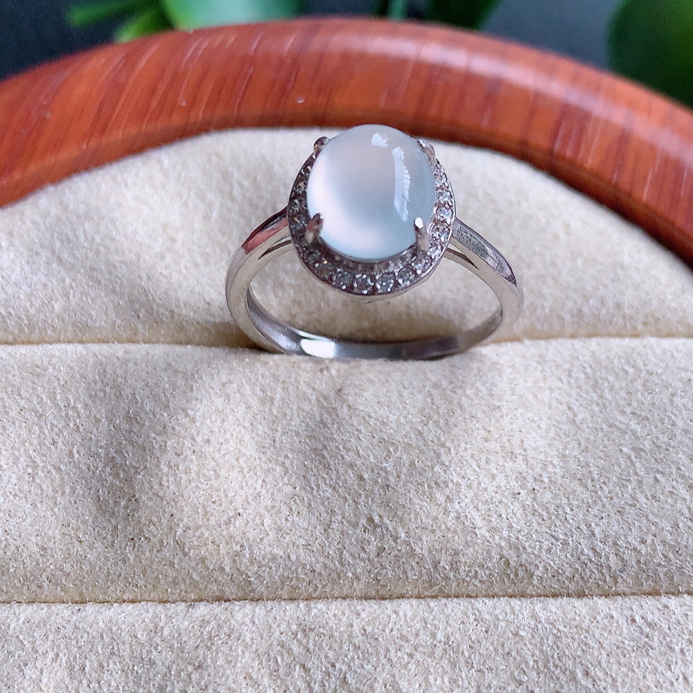 冰种翡翠925银镶嵌耳坠，自然光实拍，翠色灵动，颜色漂亮，种老水足，品相佳，佩戴佳品！W815.22取一整体尺寸：18-11.6-7.2mm 裸石尺寸：8.2-7.1