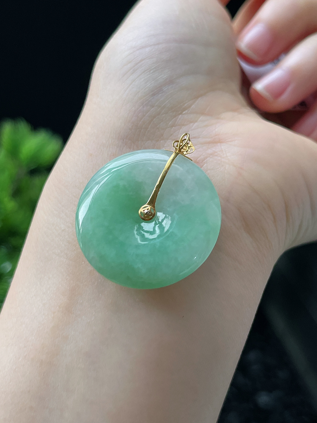 18k金 翡翠糯化种淡绿色甜绿平安扣