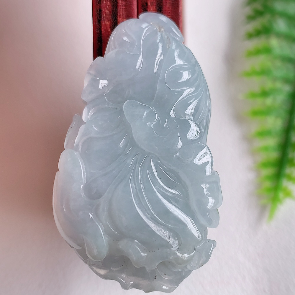 冰润翡翠招百财白菜吊坠，百财聚来，财源滚滚，色泽鲜艳。精工水润的白菜，性价比高！    W003.2