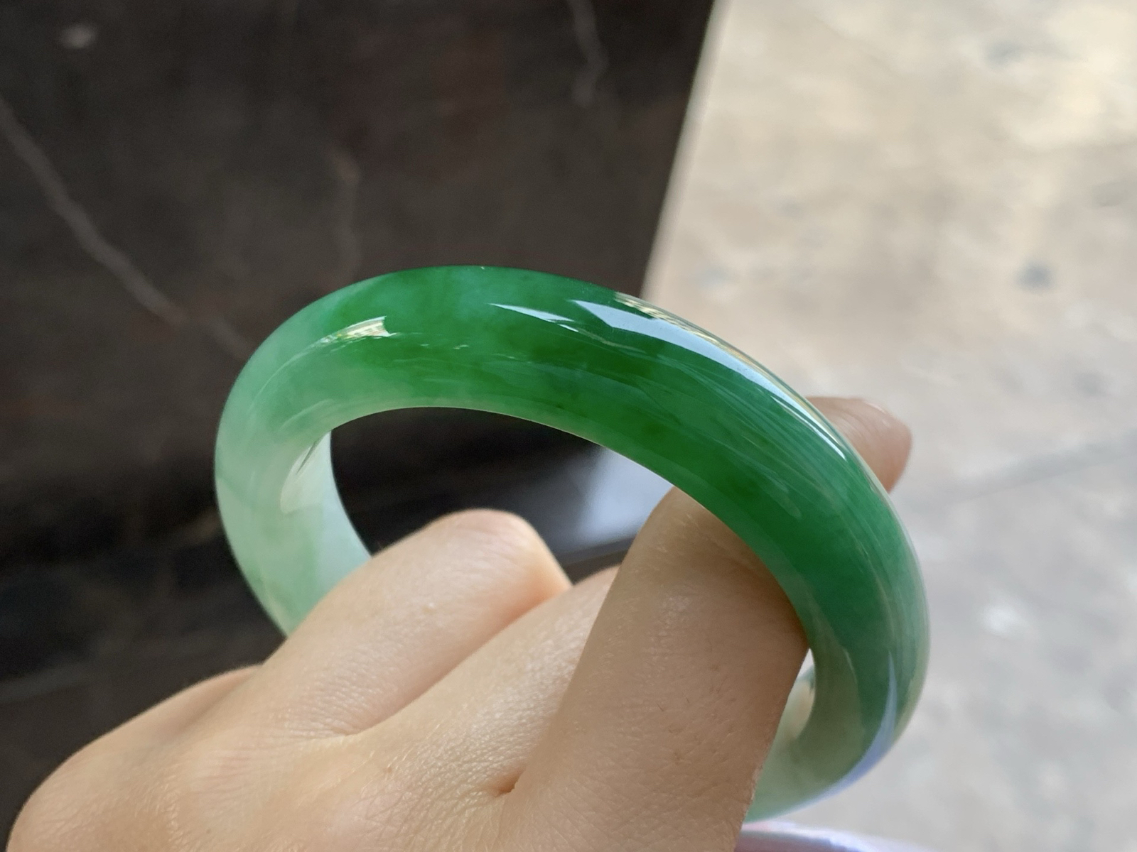 53-12.3-9

辣绿色手镯^_^底子细腻 绿色浓郁