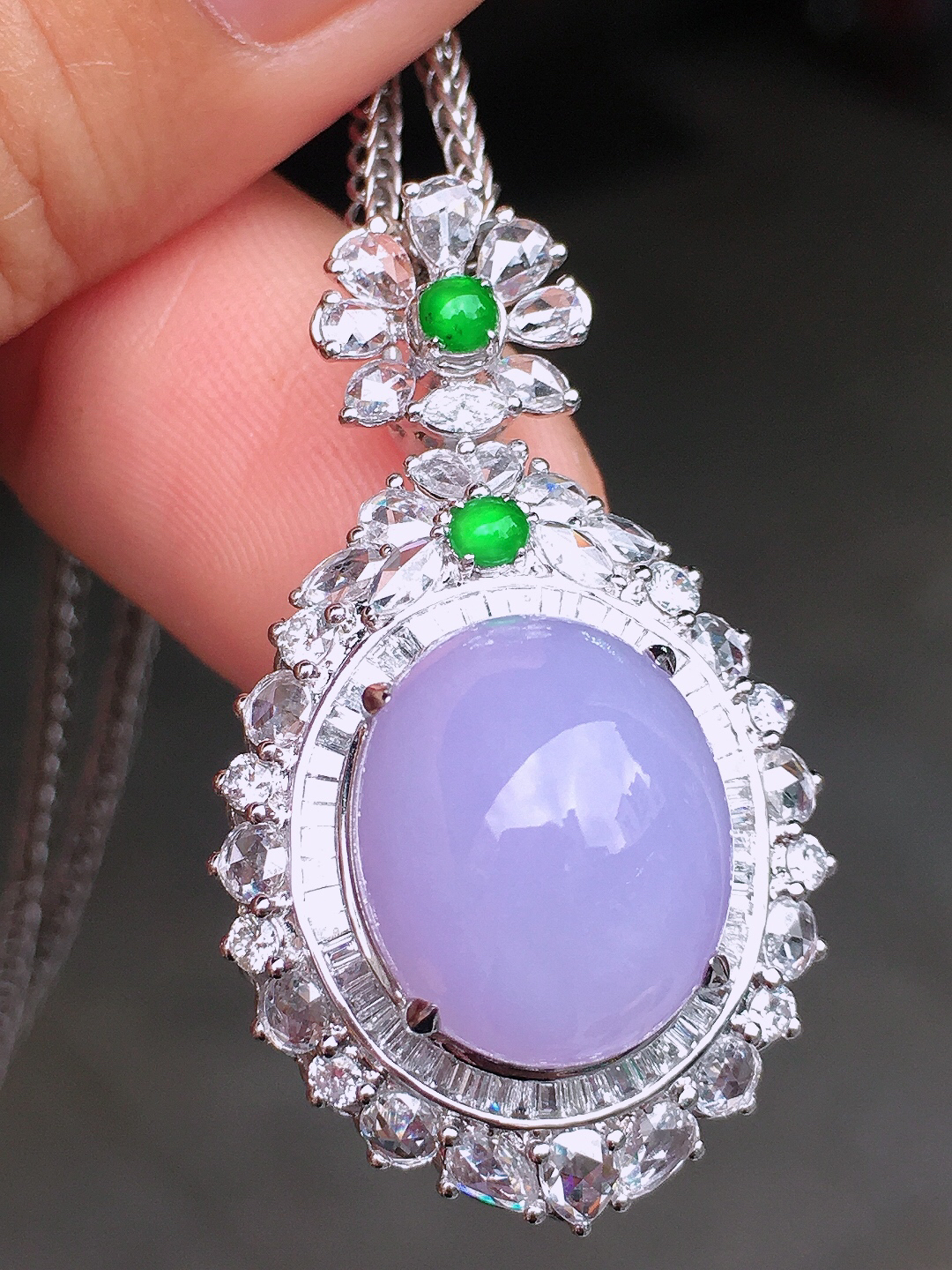 紫罗兰蛋面吊坠，色泽均匀艳丽，玉质细腻，荧光感超
强，饱满圆润，尽显优雅气质，18k
金豪华镶嵌