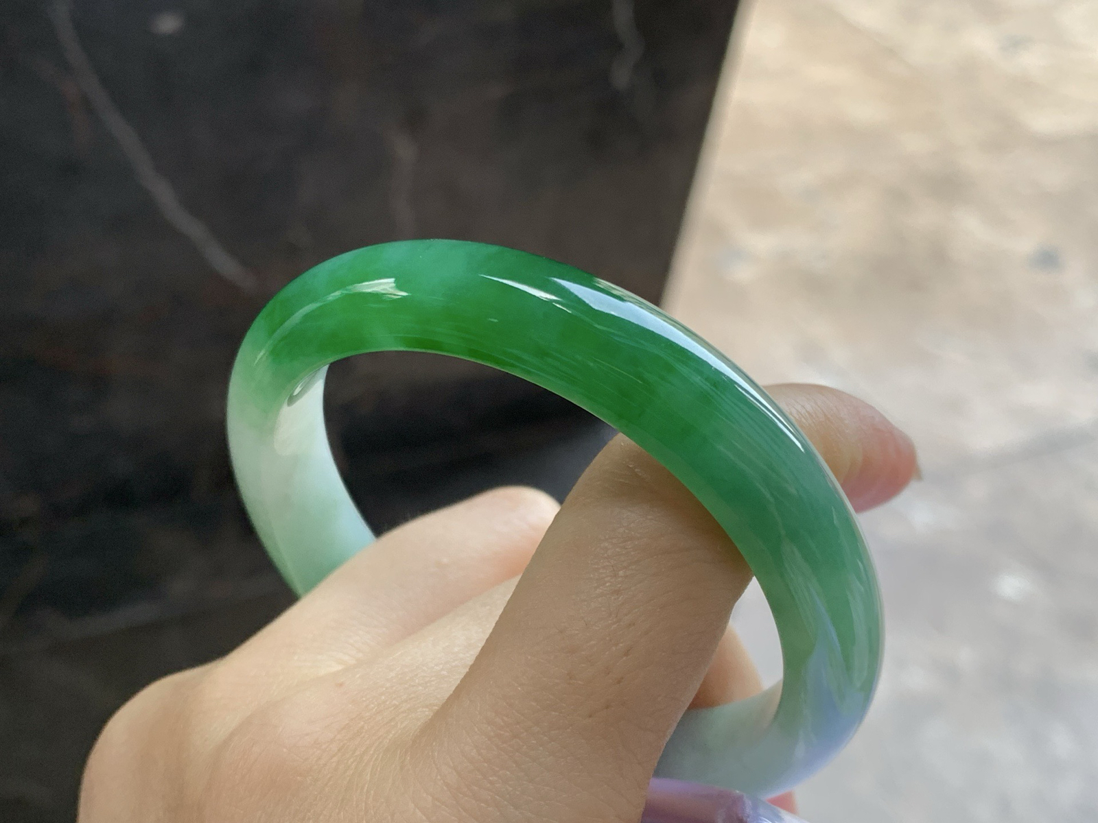 56.5-11.1-7.9

辣绿色手镯^_^底子细腻 绿色浓郁大气