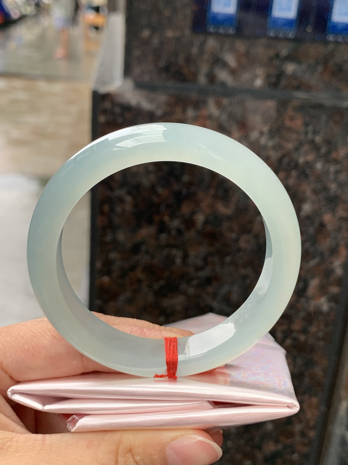 冰蓝正圈，58.5-12.2-8.8，0423-N514，无裂，底妆冰润细腻，千变万化的冰晴蓝底色，拥有海的颜色，却散发着星空的光芒，这是一只来自冰川蓝的清冷气质仙女镯。