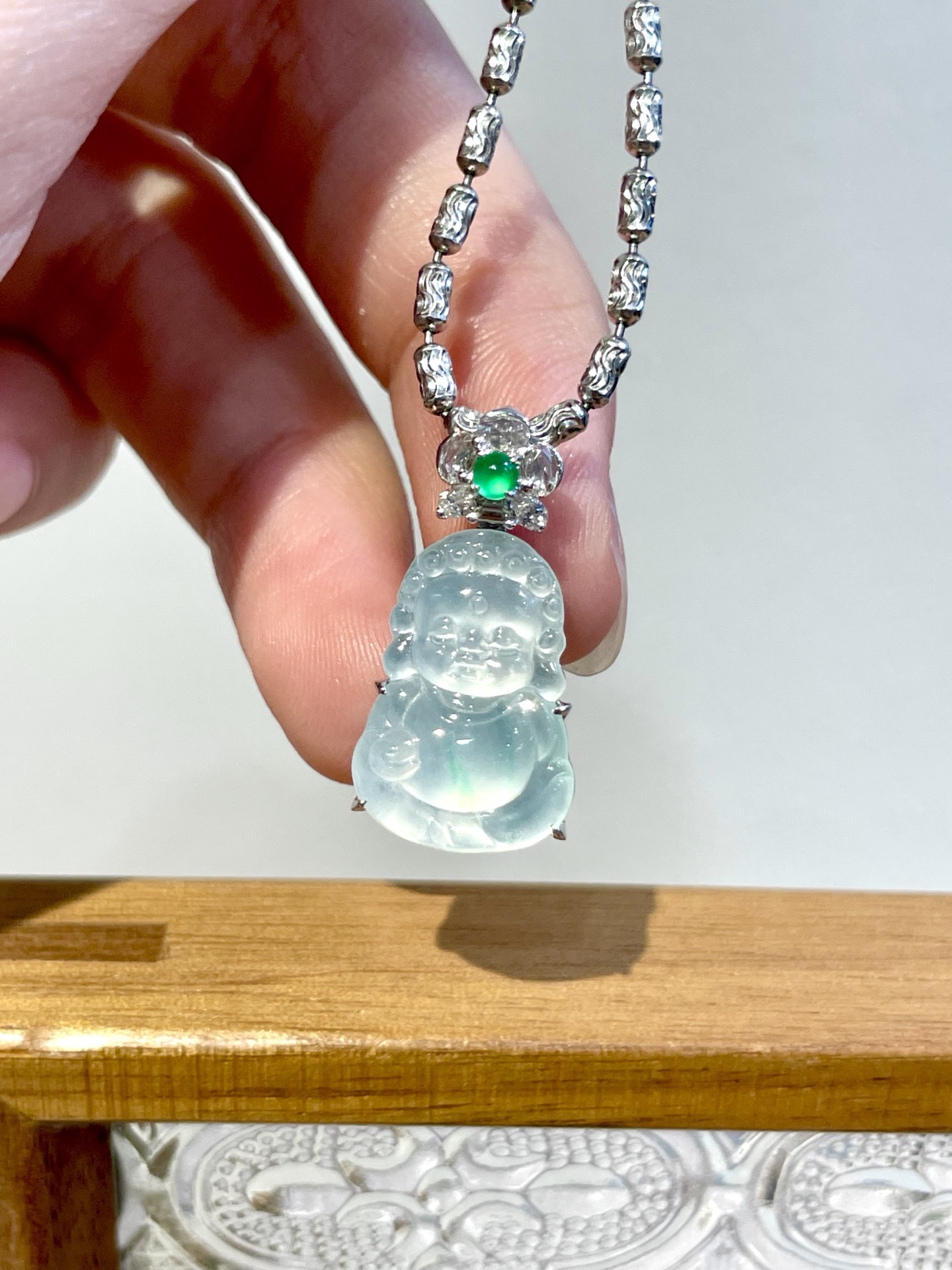 ️ 18k玻璃种宝宝佛吊坠，糯叽叽的萌态，玻璃种的清透，让这尊宝宝佛像一颗凝固的露珠，愿你在纷扰世间，依然保有一颗童真的心，被岁月温柔以待～守护你心底那个永远纯真的小孩，尺寸：整体23.5/11.8/6.3裸石17.0/11.8/3.3