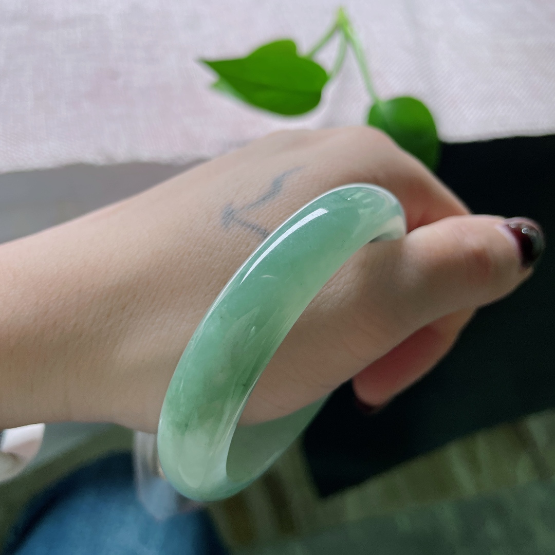 54.8（47.6）12.1/7，绿底贵妃，水头好，种老，清润通透，无裂，ss51818a