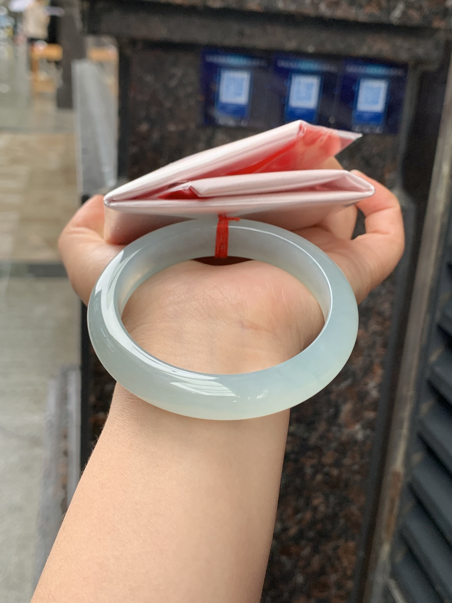 冰蓝正圈，58.5-12.2-8.8，0423-N514，无裂，底妆冰润细腻，千变万化的冰晴蓝底色，拥有海的颜色，却散发着星空的光芒，这是一只来自冰川蓝的清冷气质仙女镯。