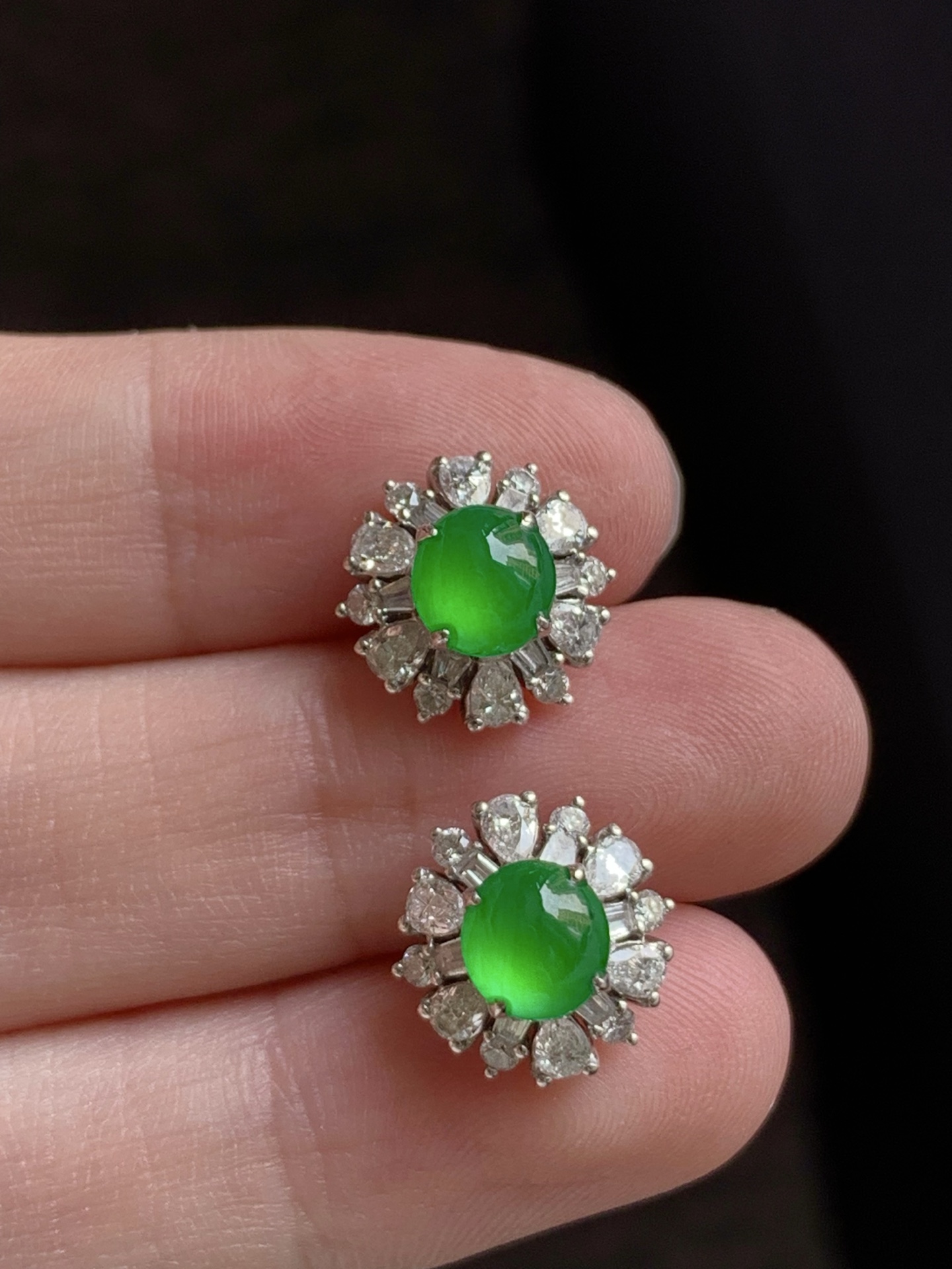 ️【18K金镶嵌蛋面耳钉】种老细腻，色阳浓郁起胶，尺寸：成品：11.5*11.5*7.7，裸石：6.1*5.7,b17422