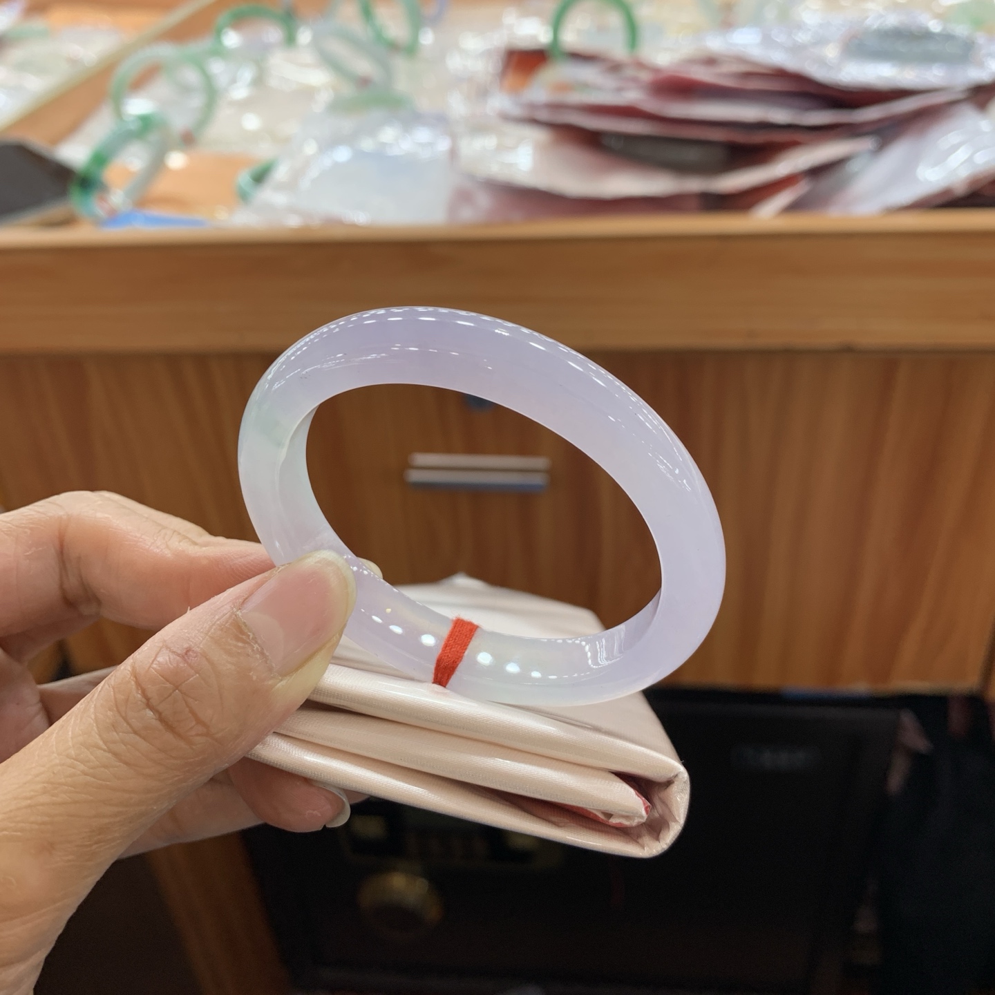 042223JM，冰种飘花贵妃翡翠手镯，53-44.7-9.9-7.7