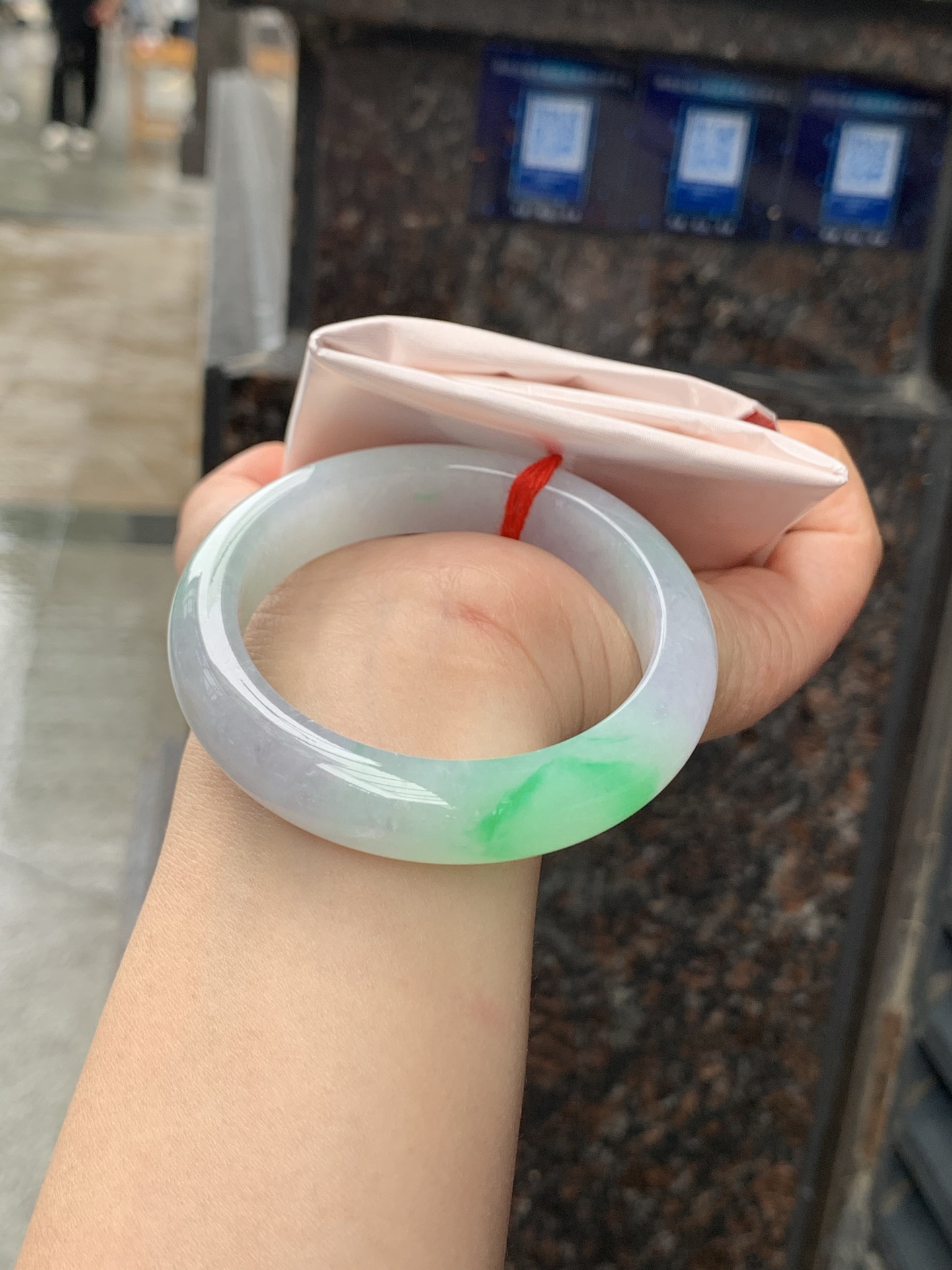 冰春彩正圈，53.5-13.2-9，0423-N517，打灯纹裂，不扣，底妆水润，淡淡粉底色飘阳绿花，气质温婉而迷人。