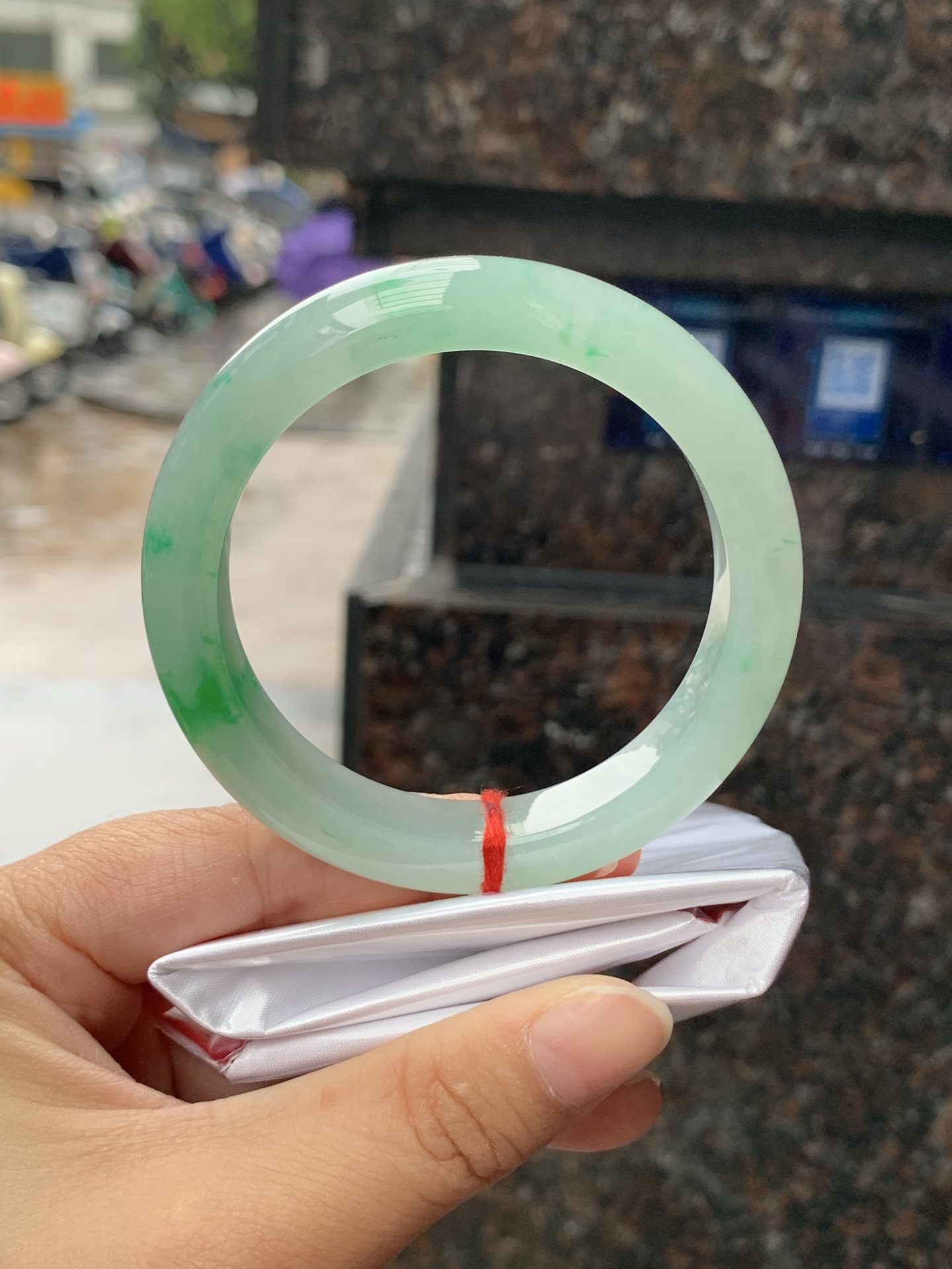 飘阳绿正圈，55.1-12.3-9，0423-N513，底妆冰润，飘金丝阳绿花，鲜艳得像新冒头的嫩芽，灵动清新，即柔和又充满生机，无裂。