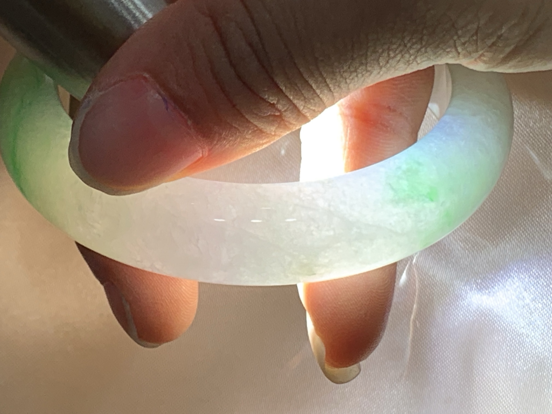 冰春彩正圈，53.5-13.2-9，0423-N517，打灯纹裂，不扣，底妆水润，淡淡粉底色飘阳绿花，气质温婉而迷人。