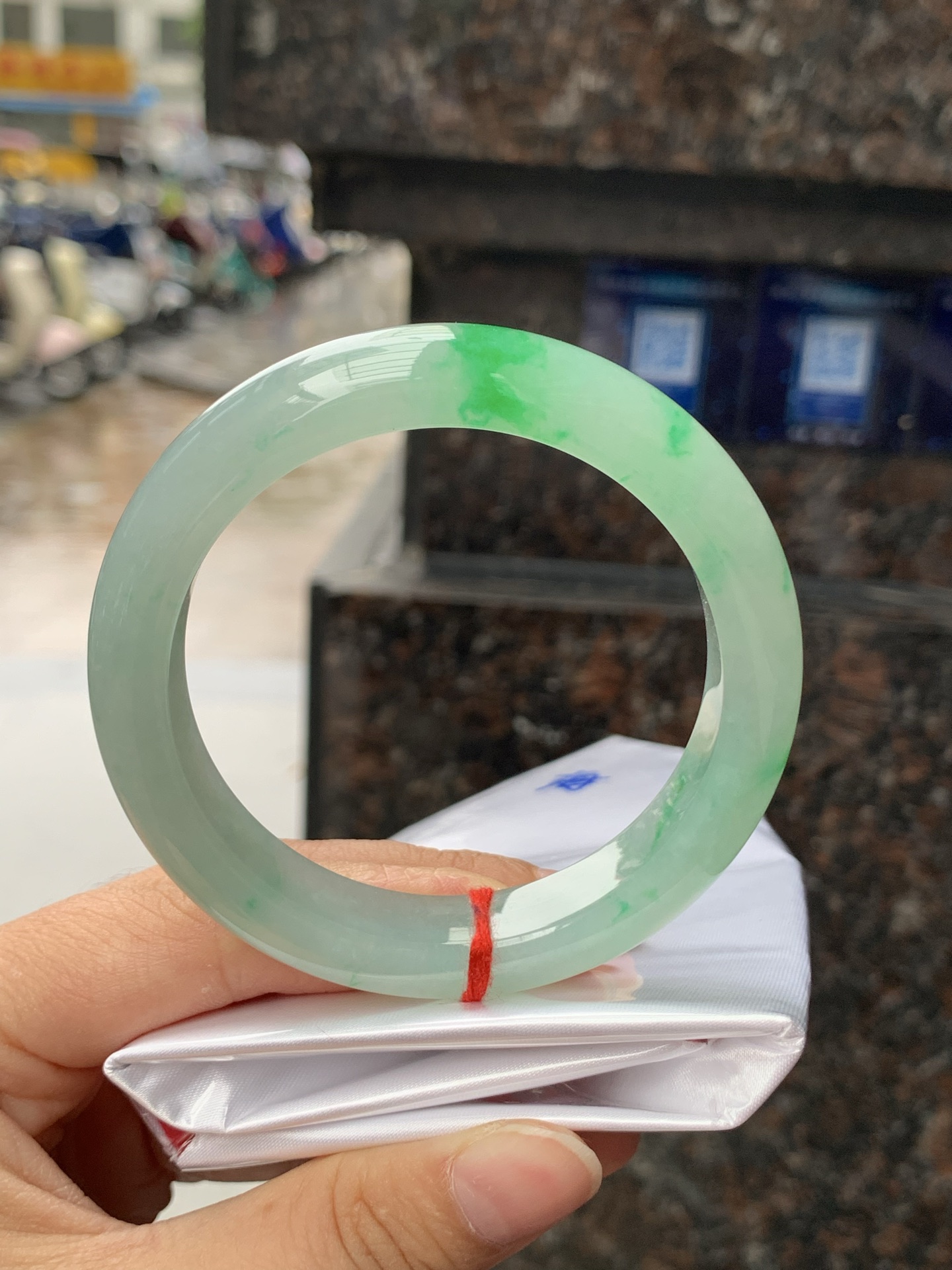 飘阳绿正圈，55.1-12.3-9，0423-N513，底妆冰润，飘金丝阳绿花，鲜艳得像新冒头的嫩芽，灵动清新，即柔和又充满生机，无裂。