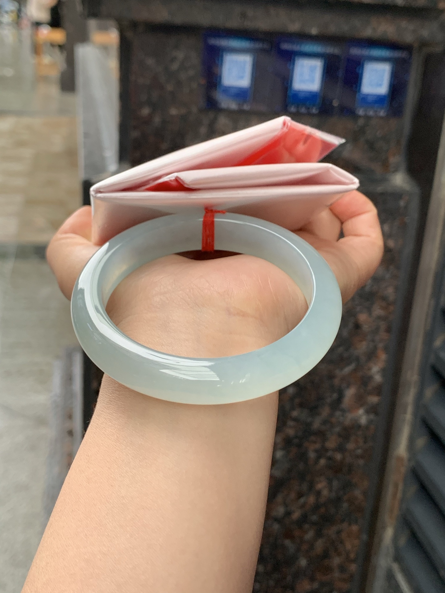 冰蓝正圈，58.5-12.2-8.8，0423-N514，无裂，底妆冰润细腻，千变万化的冰晴蓝底色，拥有海的颜色，却散发着星空的光芒，这是一只来自冰川蓝的清冷气质仙女镯。