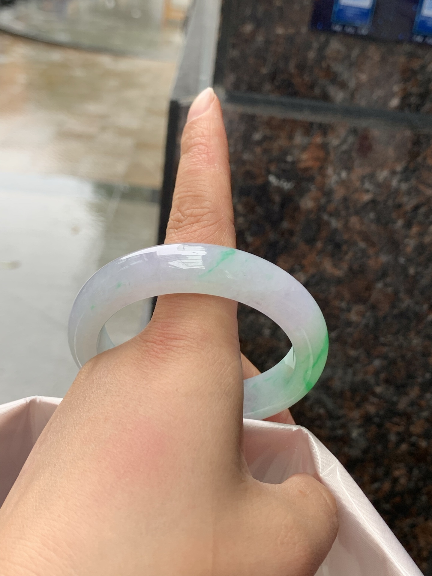 冰春彩正圈，53.5-13.2-9，0423-N517，打灯纹裂，不扣，底妆水润，淡淡粉底色飘阳绿花，气质温婉而迷人。