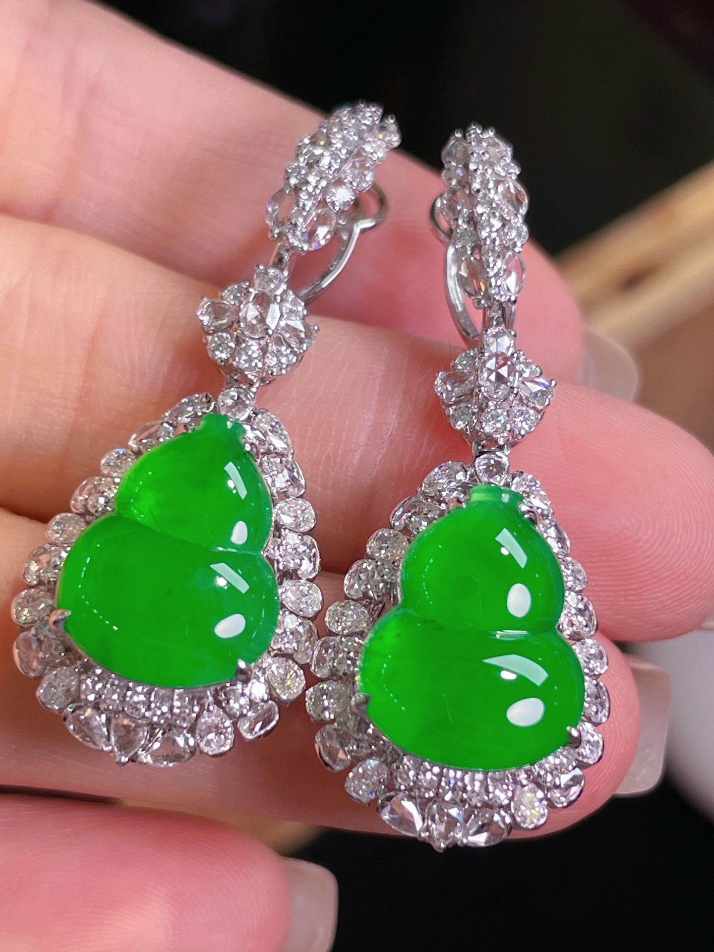 ️超值，翡翠A货 葫芦耳环，阳绿满色，料子冰润细腻，种老起光，18k金镶真钻，上身佩戴效果很好40.2/15.8/11.5裸石14.5/11.6/3