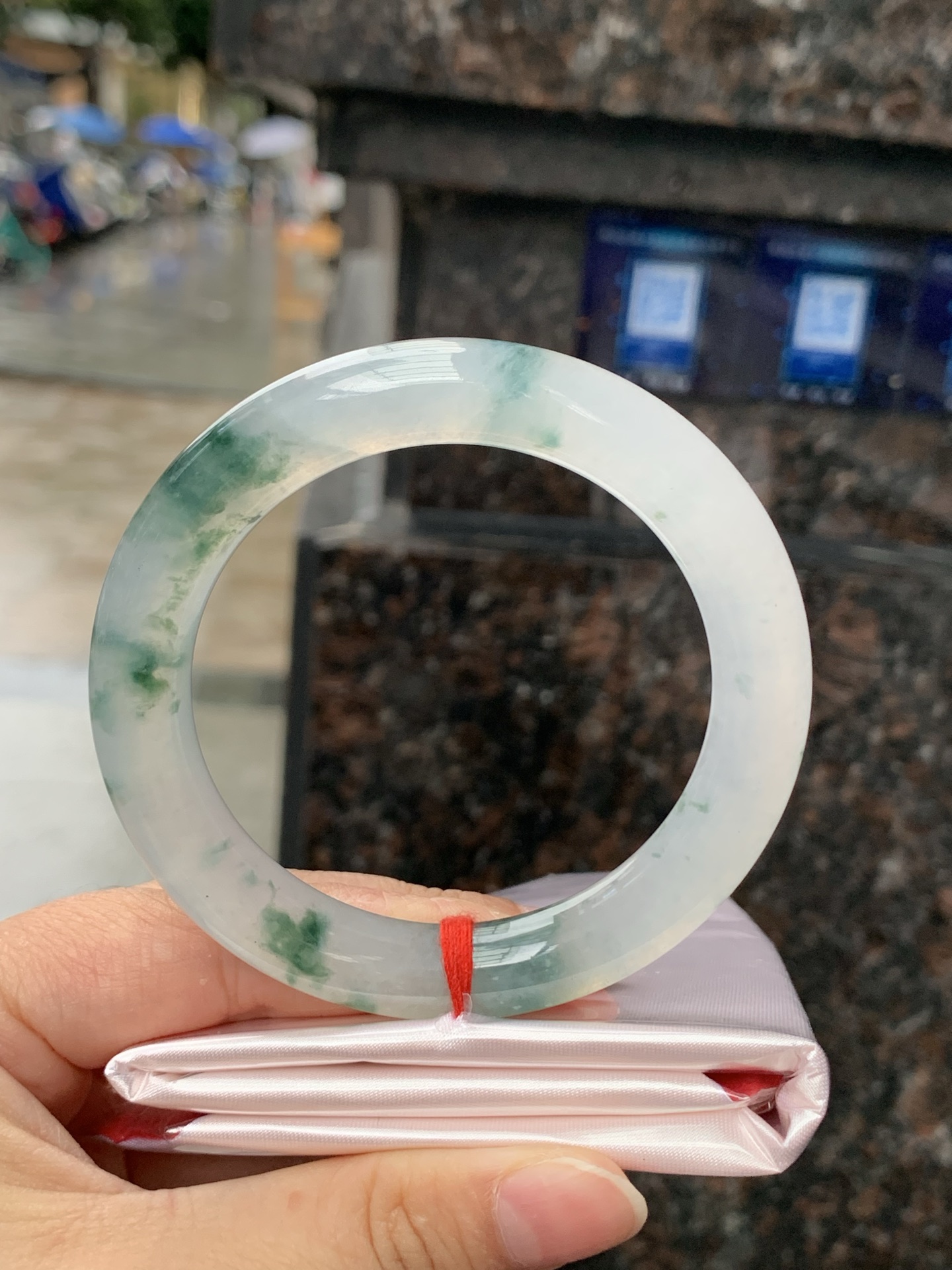 冰飘花圆条，55.1-10.2-10.3，0423-N516，打灯多处细纹，底妆冰透，胶润细腻，蓝花灵动飘逸，勾勒出一幅唯美诗意的山水意境画，古典优雅又秀气