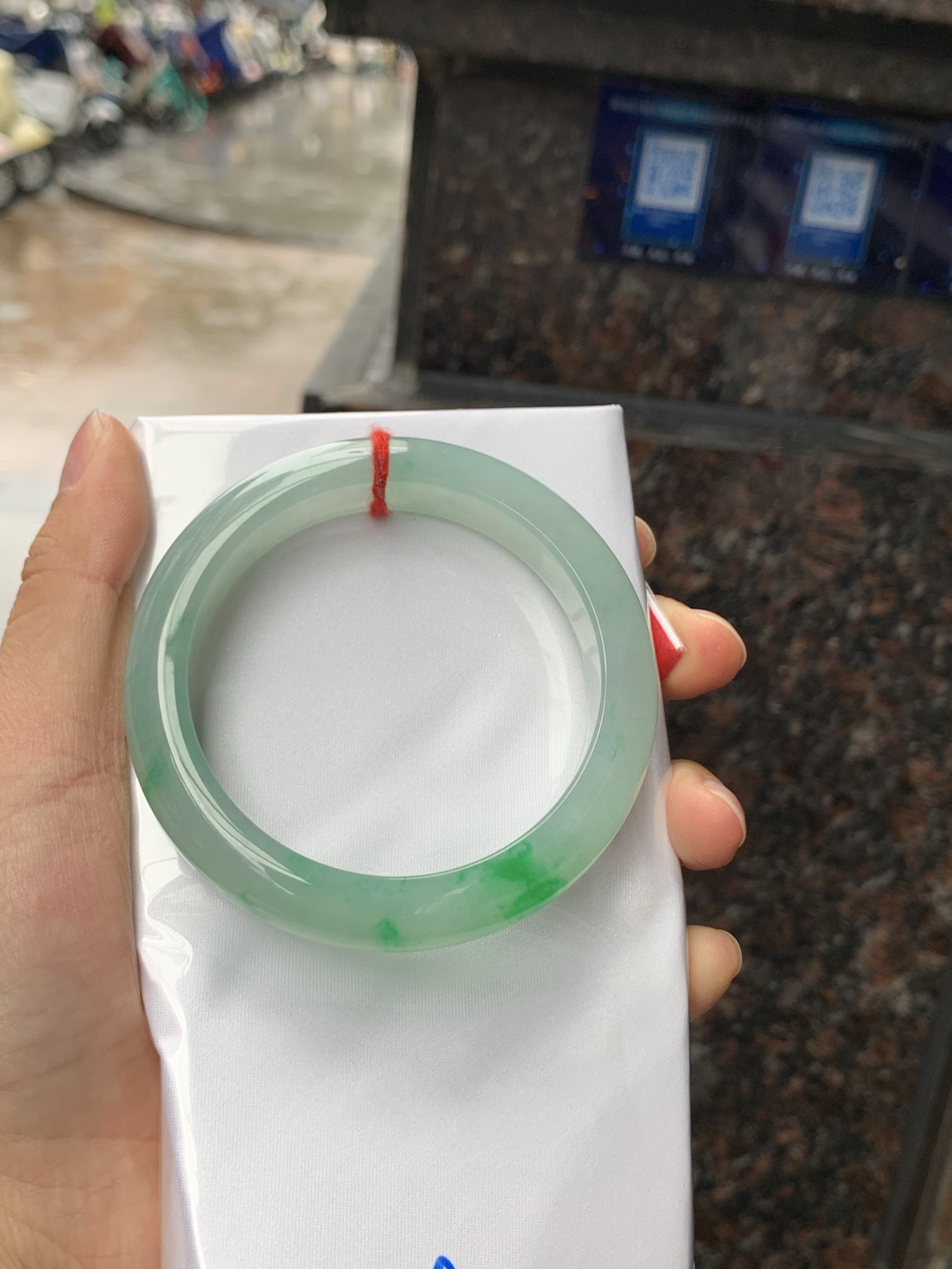 飘阳绿正圈，55.1-12.3-9，0423-N513，底妆冰润，飘金丝阳绿花，鲜艳得像新冒头的嫩芽，灵动清新，即柔和又充满生机，无裂。