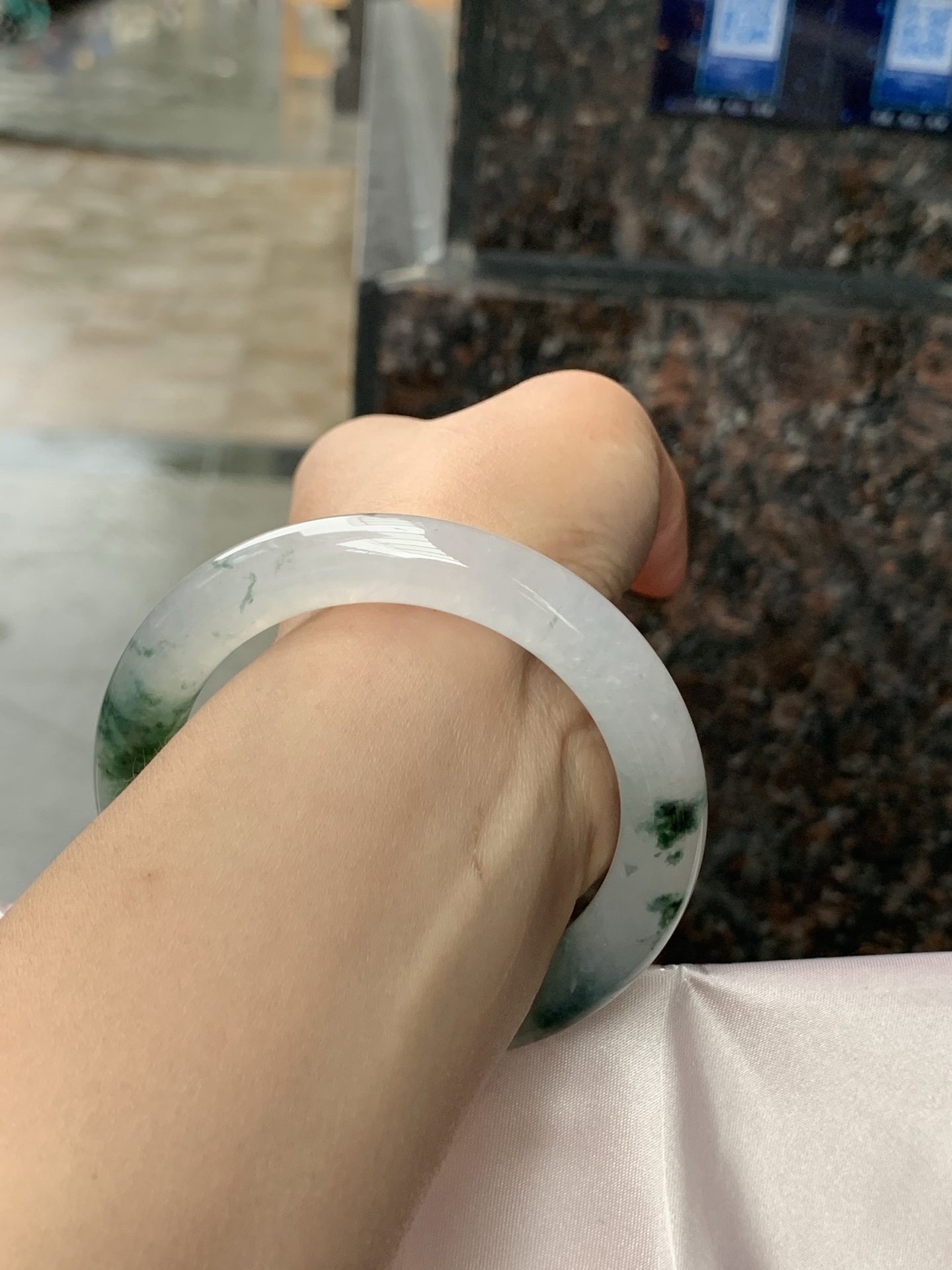 冰飘花圆条，55.1-10.2-10.3，0423-N516，打灯多处细纹，底妆冰透，胶润细腻，蓝花灵动飘逸，勾勒出一幅唯美诗意的山水意境画，古典优雅又秀气