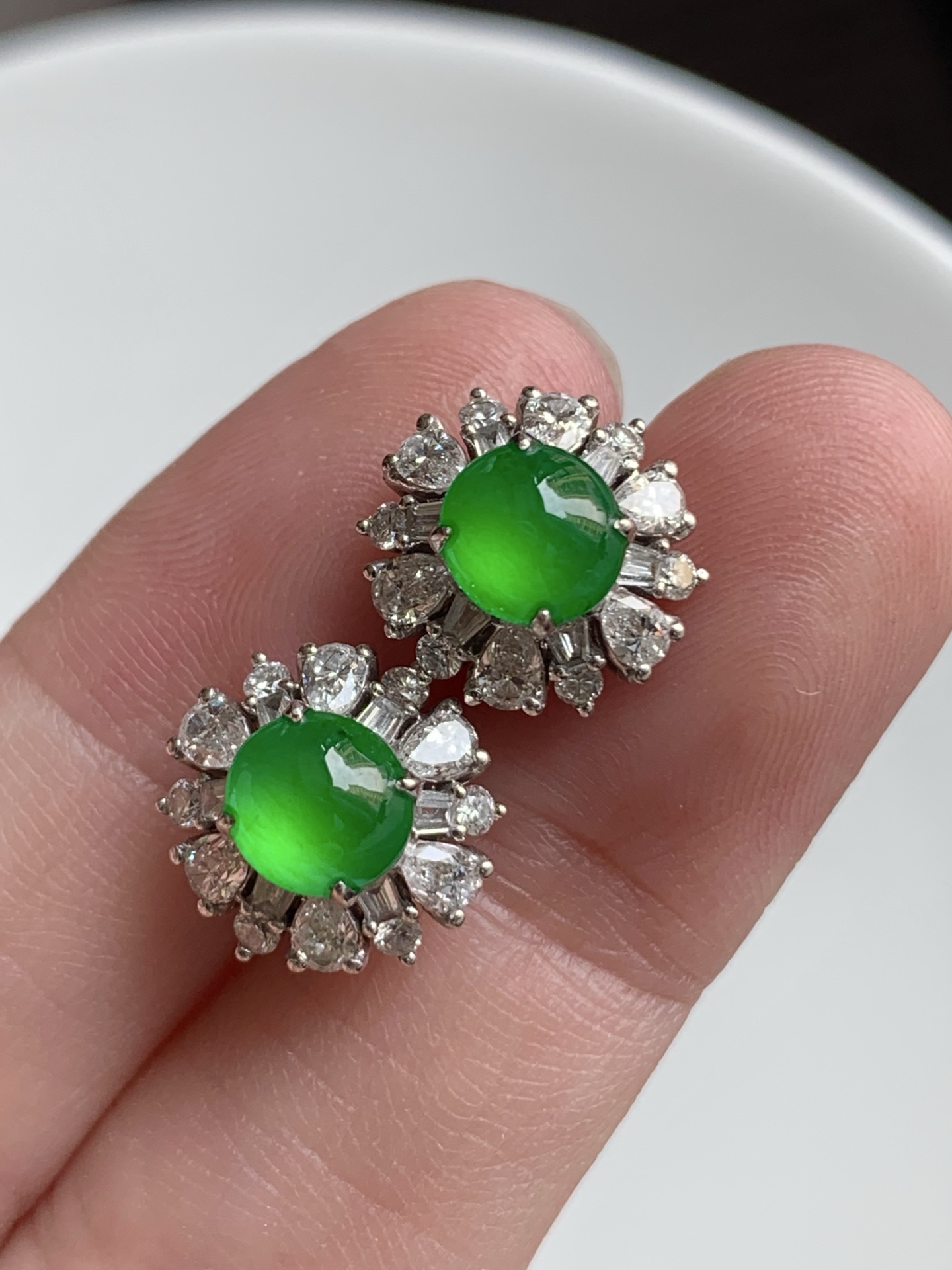 ️【18K金镶嵌蛋面耳钉】种老细腻，色阳浓郁起胶，尺寸：成品：11.5*11.5*7.7，裸石：6.1*5.7,b17422