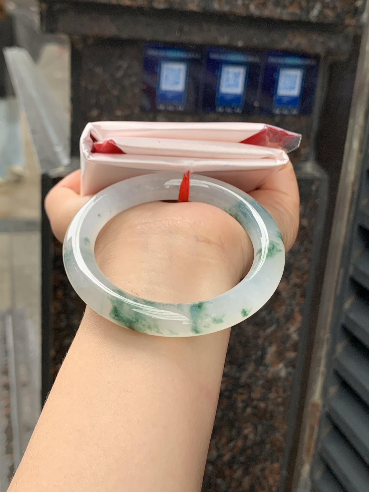 冰飘花圆条，55.1-10.2-10.3，0423-N516，打灯多处细纹，底妆冰透，胶润细腻，蓝花灵动飘逸，勾勒出一幅唯美诗意的山水意境画，古典优雅又秀气