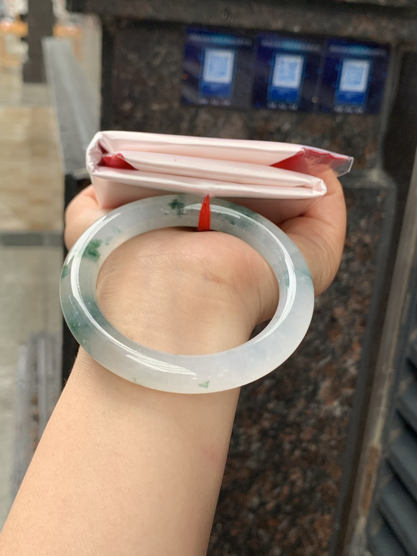 冰飘花圆条，55.1-10.2-10.3，0423-N516，打灯多处细纹，底妆冰透，胶润细腻，蓝花灵动飘逸，勾勒出一幅唯美诗意的山水意境画，古典优雅又秀气