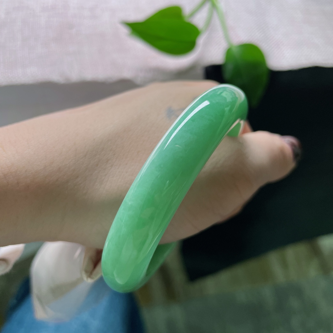 53.6/12.1/8.4，苹果绿正圈，青翠夺目，细润，腕泊青山，袖笼翠色。皮纹，ss52967a