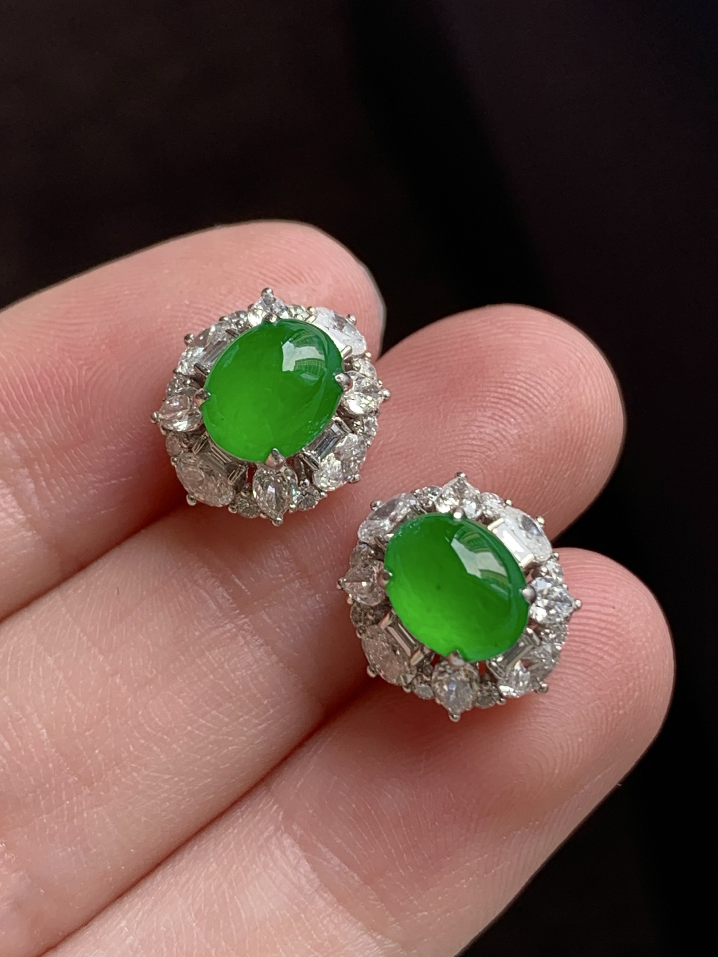 ️，18k金镶嵌蛋面耳钉，种老细腻，色阳浓郁起胶，尺寸：成品：12.1*11*8.1，裸石：7.3*5.8，b17422