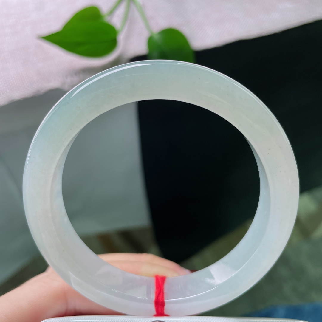 57.7/12.2/8.9，冰晴底正圈，裁一块初晴的天空，封入冰肌玉骨。 腕间自有清风明月。无裂，s