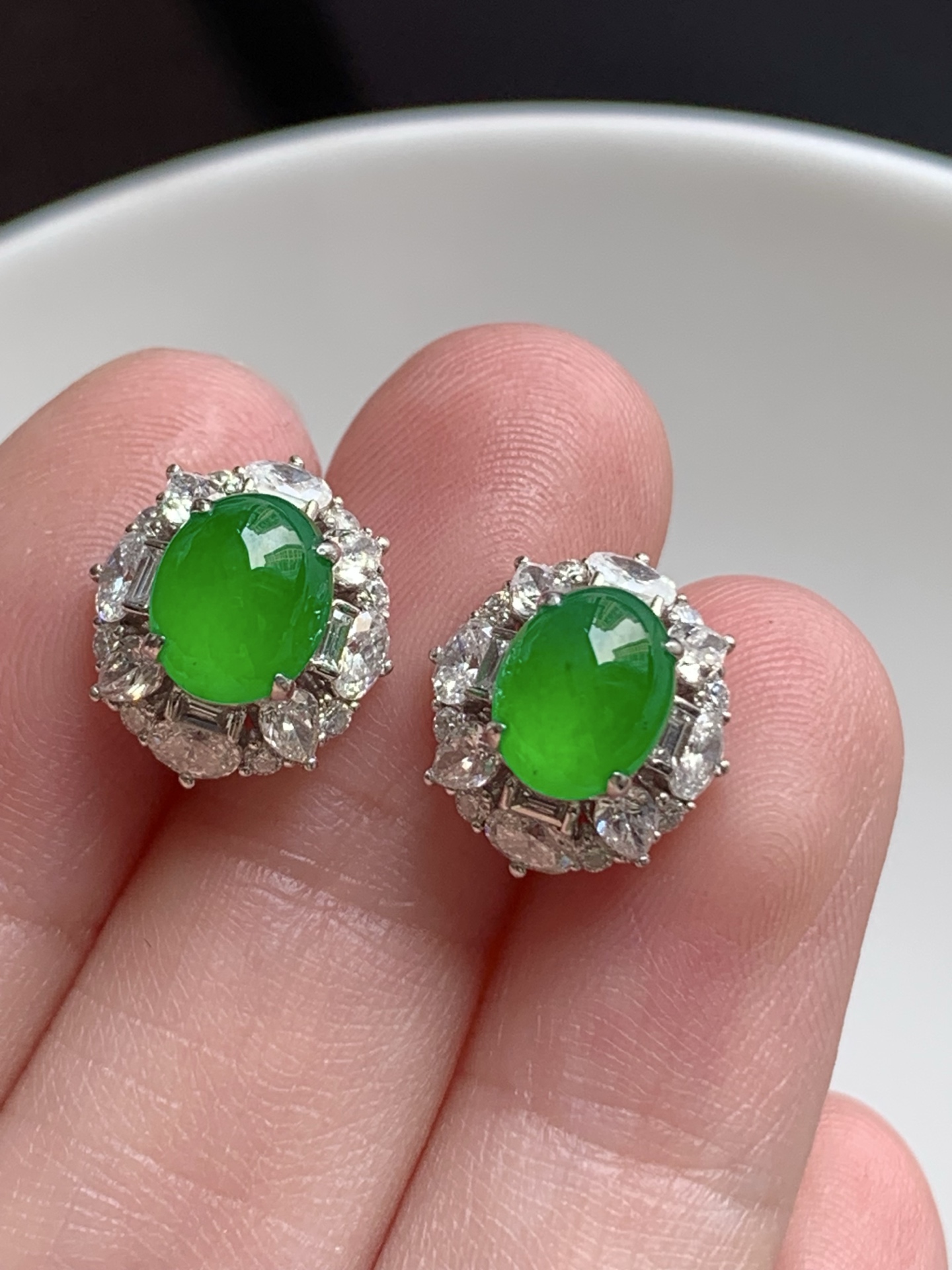 ️，18k金镶嵌蛋面耳钉，种老细腻，色阳浓郁起胶，尺寸：成品：12.1*11*8.1，裸石：7.3*5.8，b17422