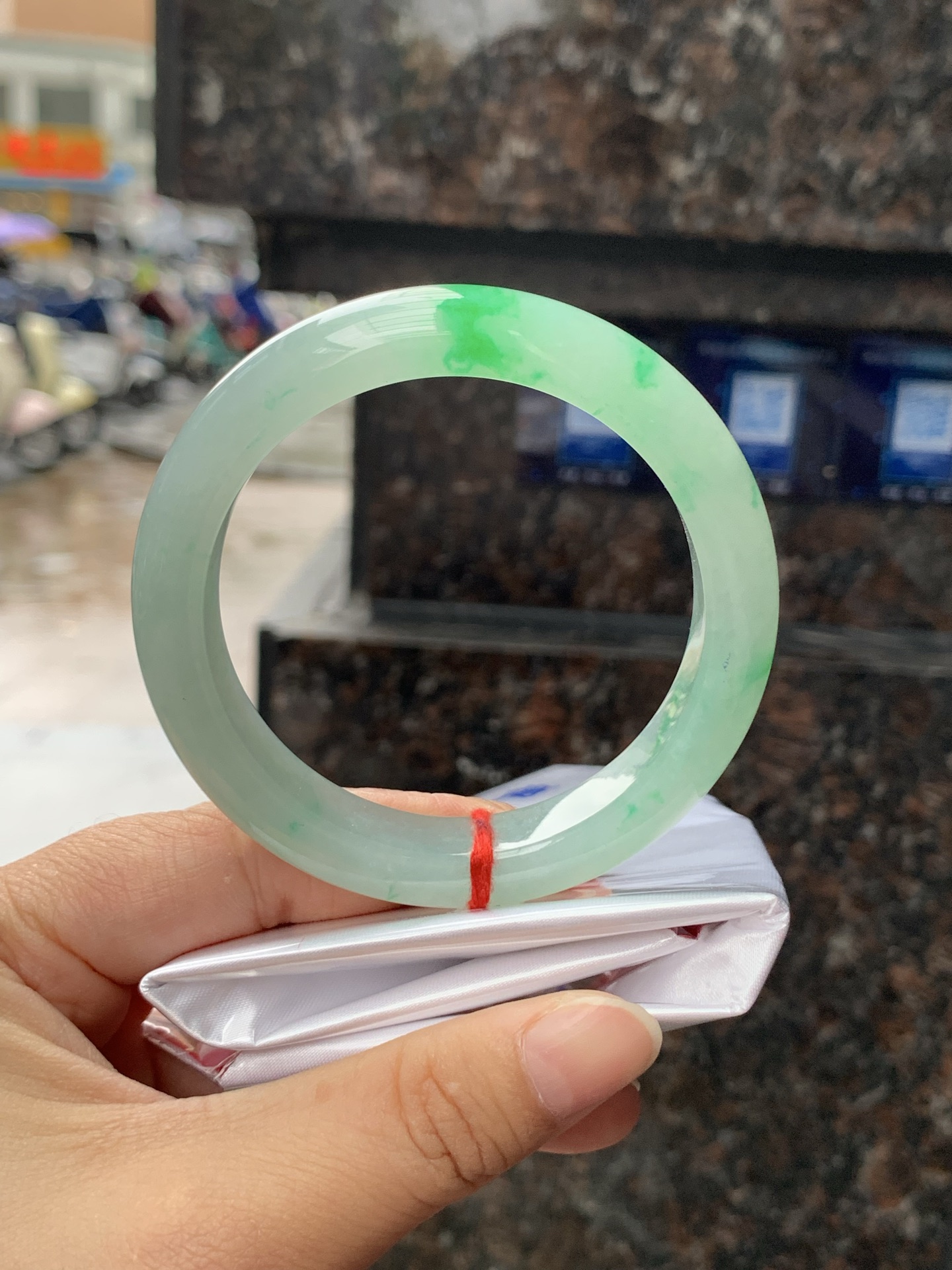 飘阳绿正圈，55.1-12.3-9，0423-N513，底妆冰润，飘金丝阳绿花，鲜艳得像新冒头的嫩芽