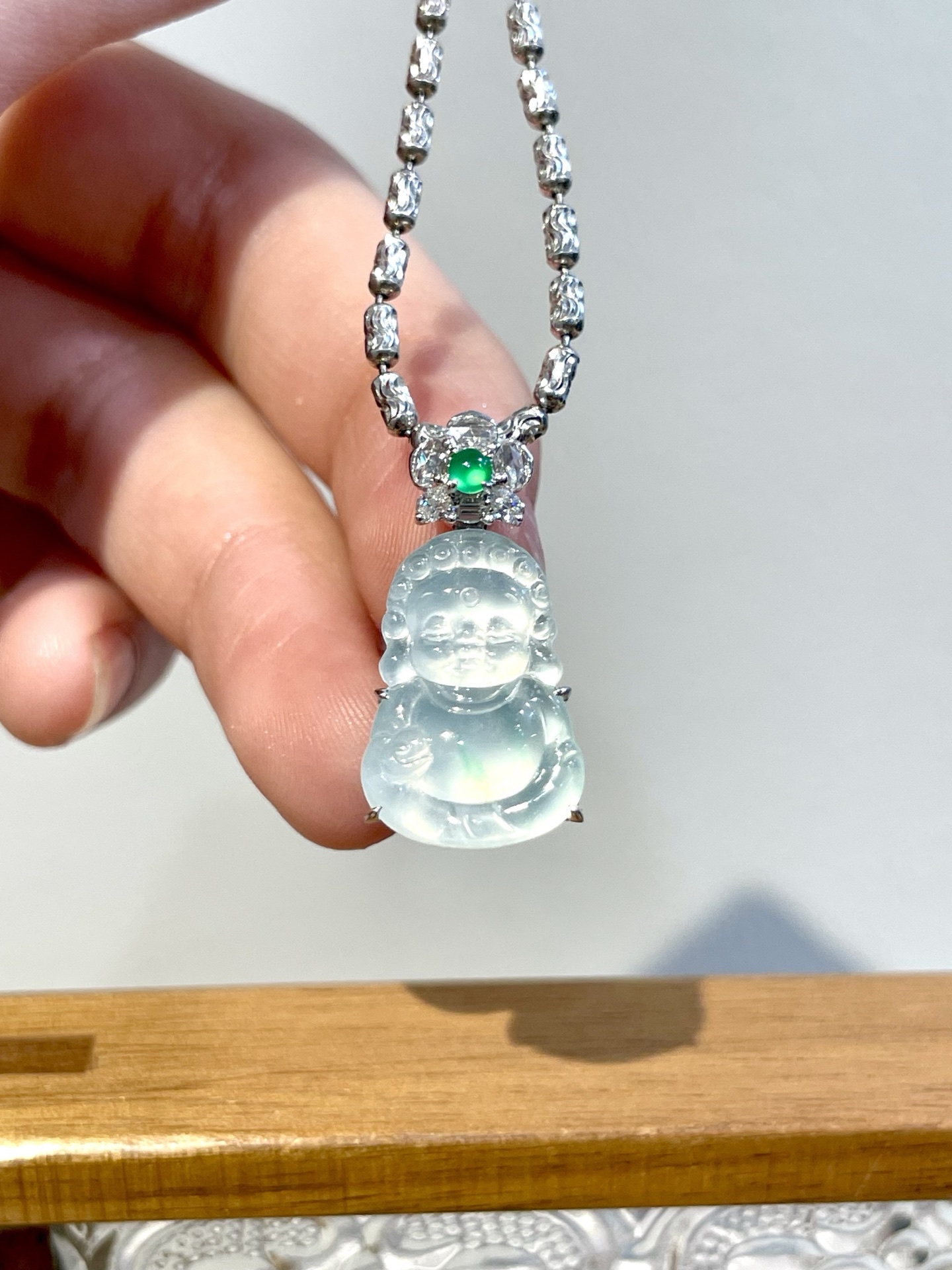 ️ 18k玻璃种宝宝佛吊坠，糯叽叽的萌态，玻璃种的清透，让这尊宝宝佛像一颗凝固的露珠，愿你在纷扰世间，依然保有一颗童真的心，被岁月温柔以待～守护你心底那个永远纯真的小孩，尺寸：整体23.5/11.8/6.3裸石17.0/11.8/3.3