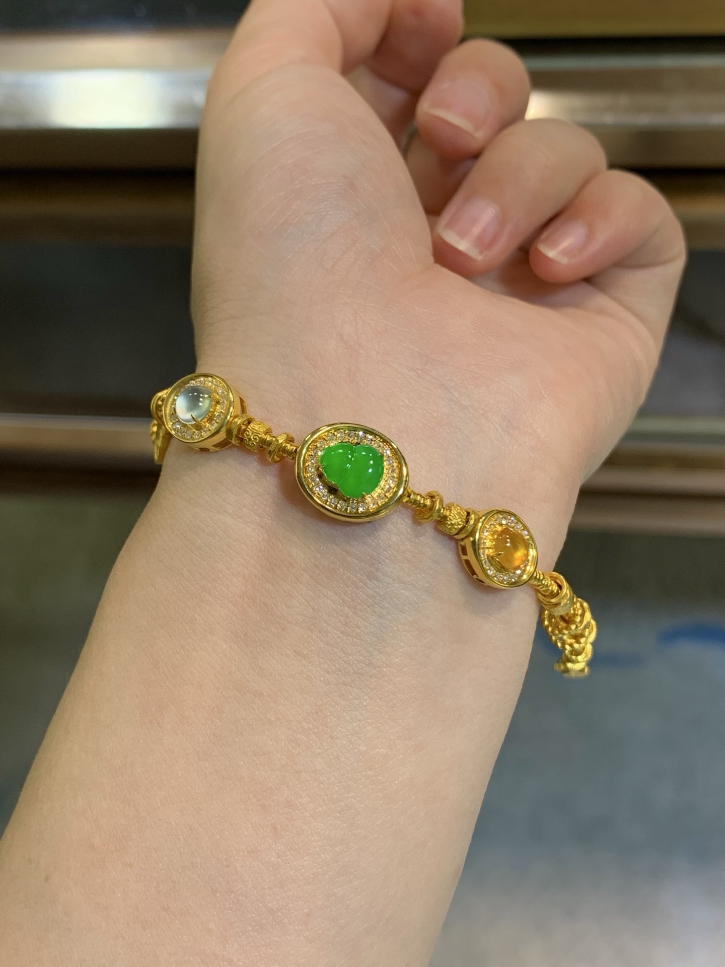 ️，18k金镶嵌花件手链，种老细腻，色阳浓郁起胶，尺寸：长度：18.1，成品：13.1*11.1*6.3，裸石：7.4*6.2，b17422