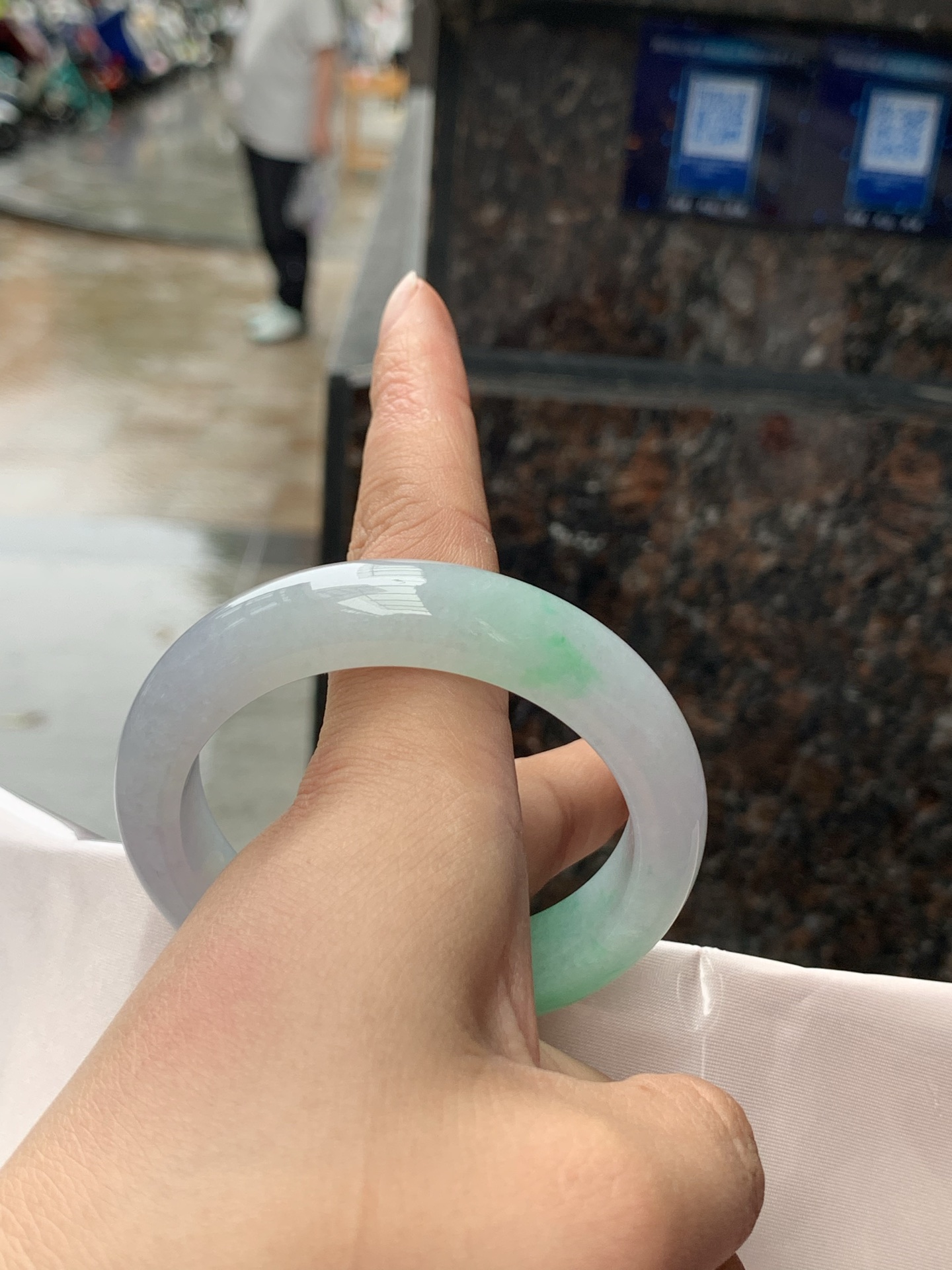 冰春彩正圈，53.5-13.2-9，0423-N517，打灯纹裂，不扣，底妆水润，淡淡粉底色飘阳绿花，气质温婉而迷人。