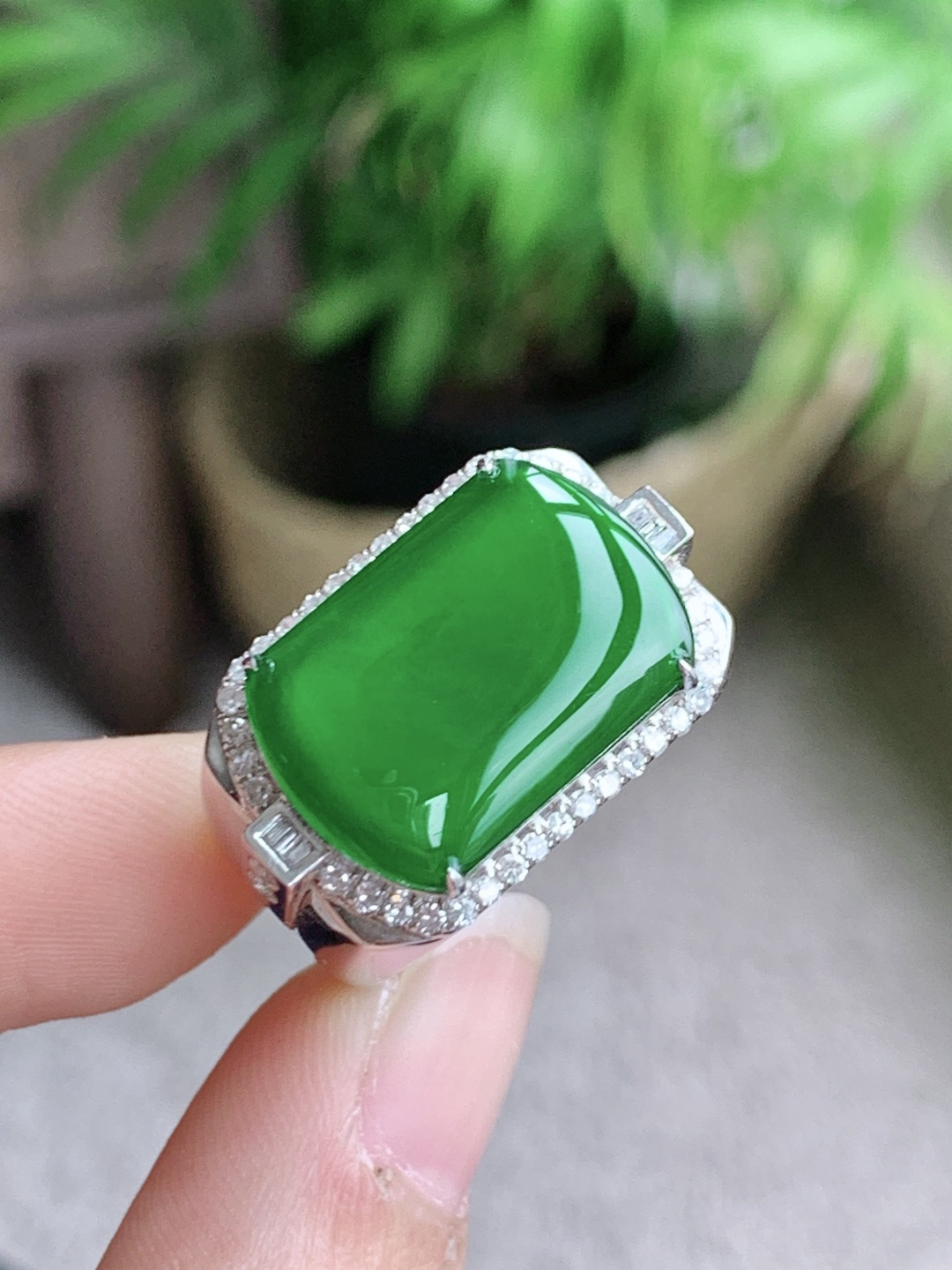 冰辣绿马鞍戒指， 18k金镶嵌 无裂 性比高，裸石17.5-12-3，圈口19号，重量7.3克