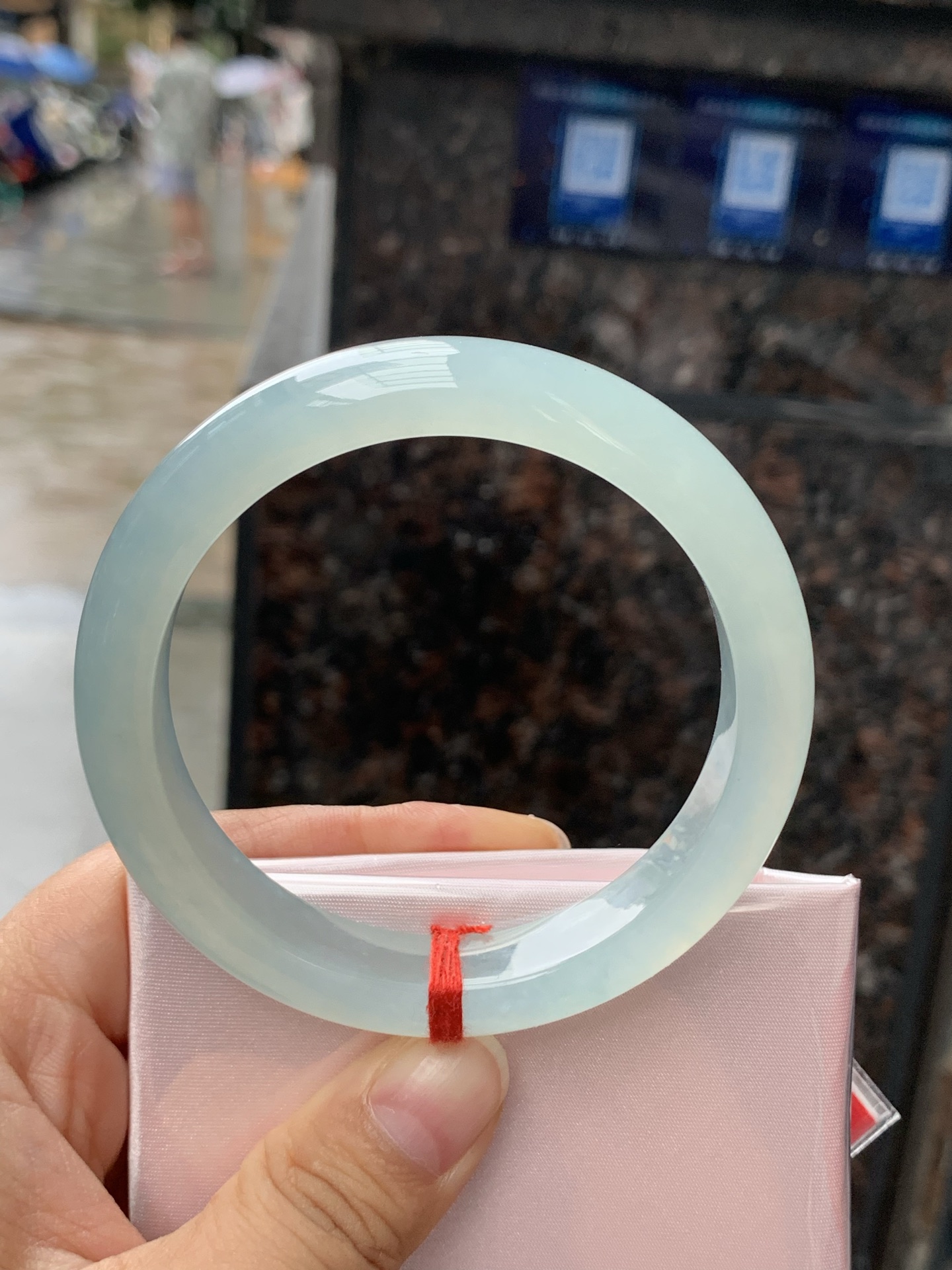 冰蓝正圈，58.5-12.2-8.8，0423-N514，无裂，底妆冰润细腻，千变万化的冰晴蓝底色，拥有海的颜色，却散发着星空的光芒，这是一只来自冰川蓝的清冷气质仙女镯。