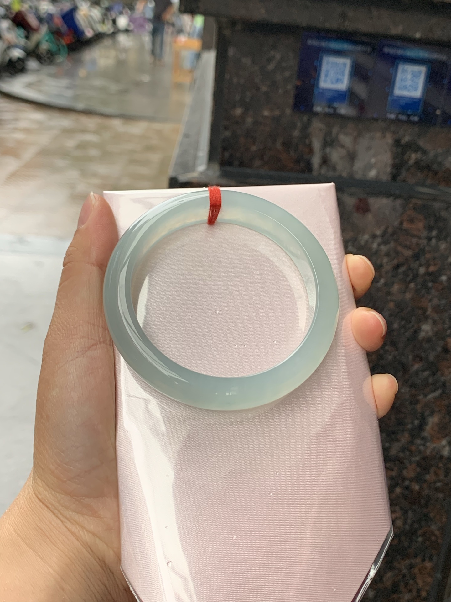 冰蓝正圈，58.5-12.2-8.8，0423-N514，无裂，底妆冰润细腻，千变万化的冰晴蓝底色，拥有海的颜色，却散发着星空的光芒，这是一只来自冰川蓝的清冷气质仙女镯。