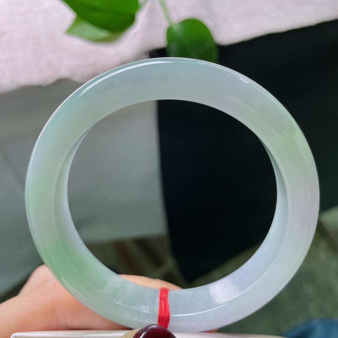 57.7/12.7/8.9，冰春彩正圈，冰为骨，春为魂，彩作魄。 紫气东来，翠色西至，富贵天成。无裂，ss51730a