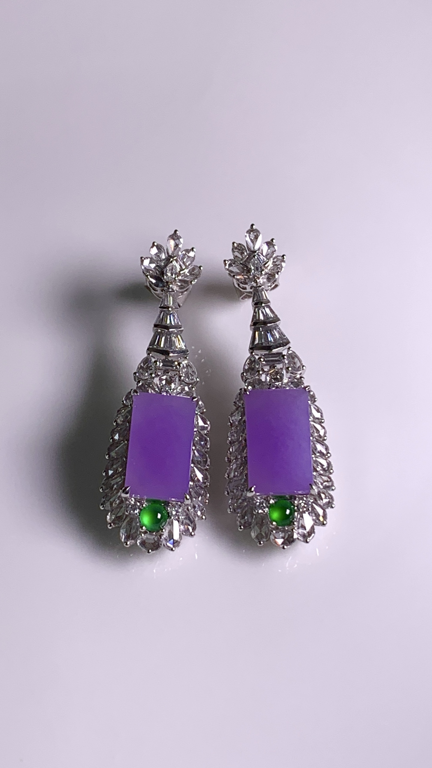 ️，18k金镶嵌方牌耳坠，紫色浓郁，见光靓美入心坎，尺寸：成品：43.1/13.7/10.1，裸石：13.2/7.8，b17422