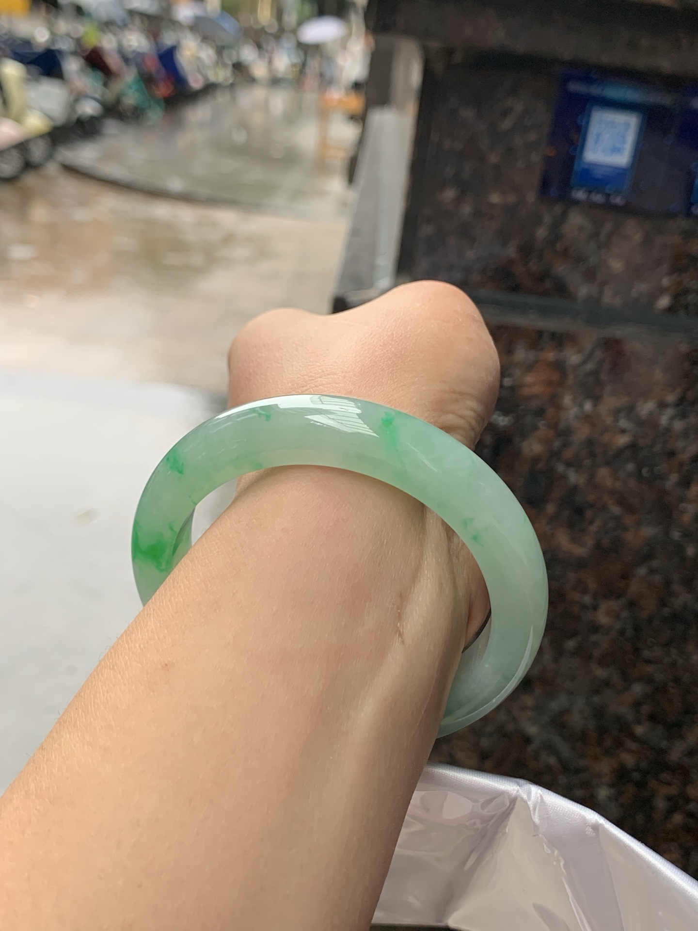 飘阳绿正圈，55.1-12.3-9，0423-N513，底妆冰润，飘金丝阳绿花，鲜艳得像新冒头的嫩芽，灵动清新，即柔和又充满生机，无裂。