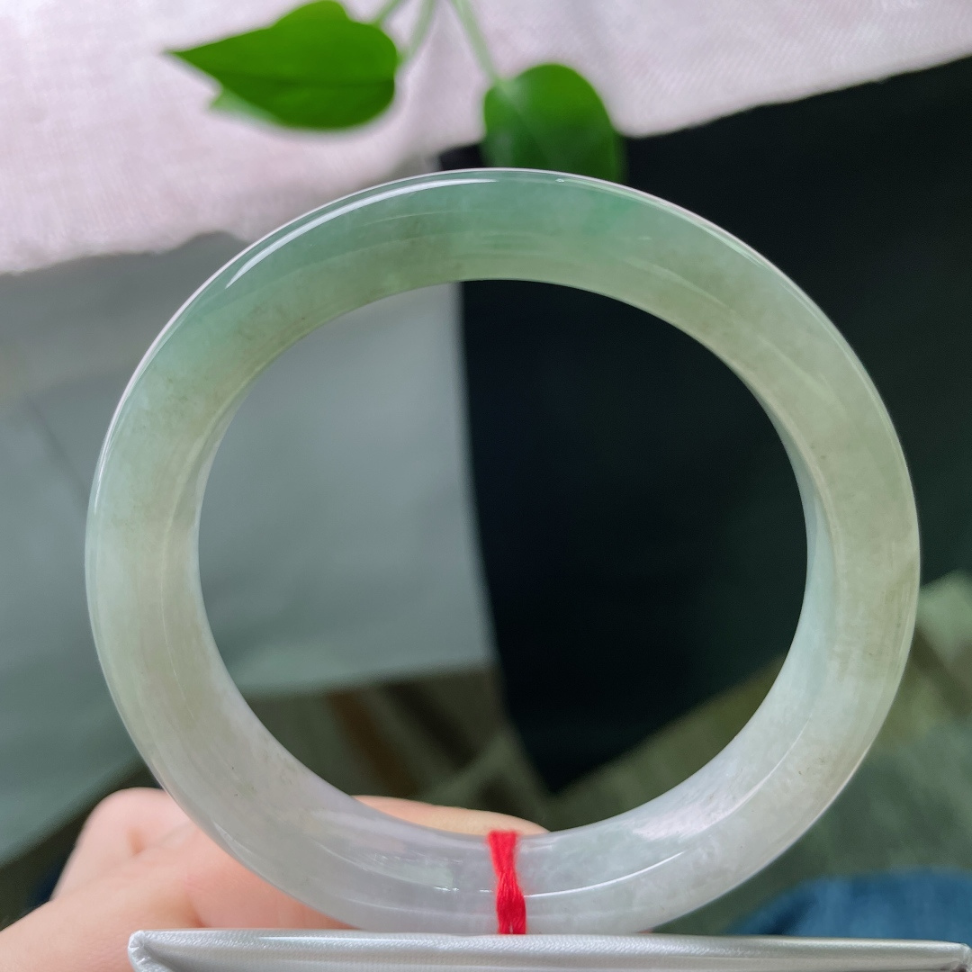 55.1/11.8/8.1，浅油绿正圈，颜色由浅入深循序渐进，别有韵味，无裂，ss51842a