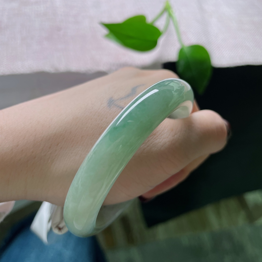 55.1/11.8/8.1，浅油绿正圈，颜色由浅入深循序渐进，别有韵味，无裂，ss51842a