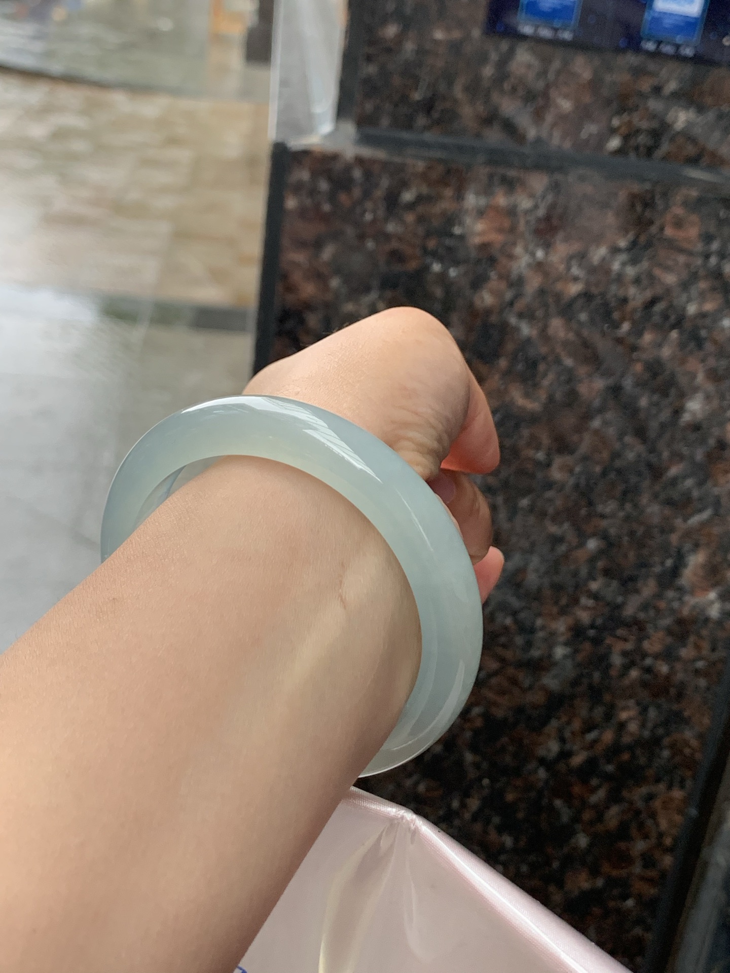 冰蓝正圈，58.5-12.2-8.8，0423-N514，无裂，底妆冰润细腻，千变万化的冰晴蓝底色，拥有海的颜色，却散发着星空的光芒，这是一只来自冰川蓝的清冷气质仙女镯。