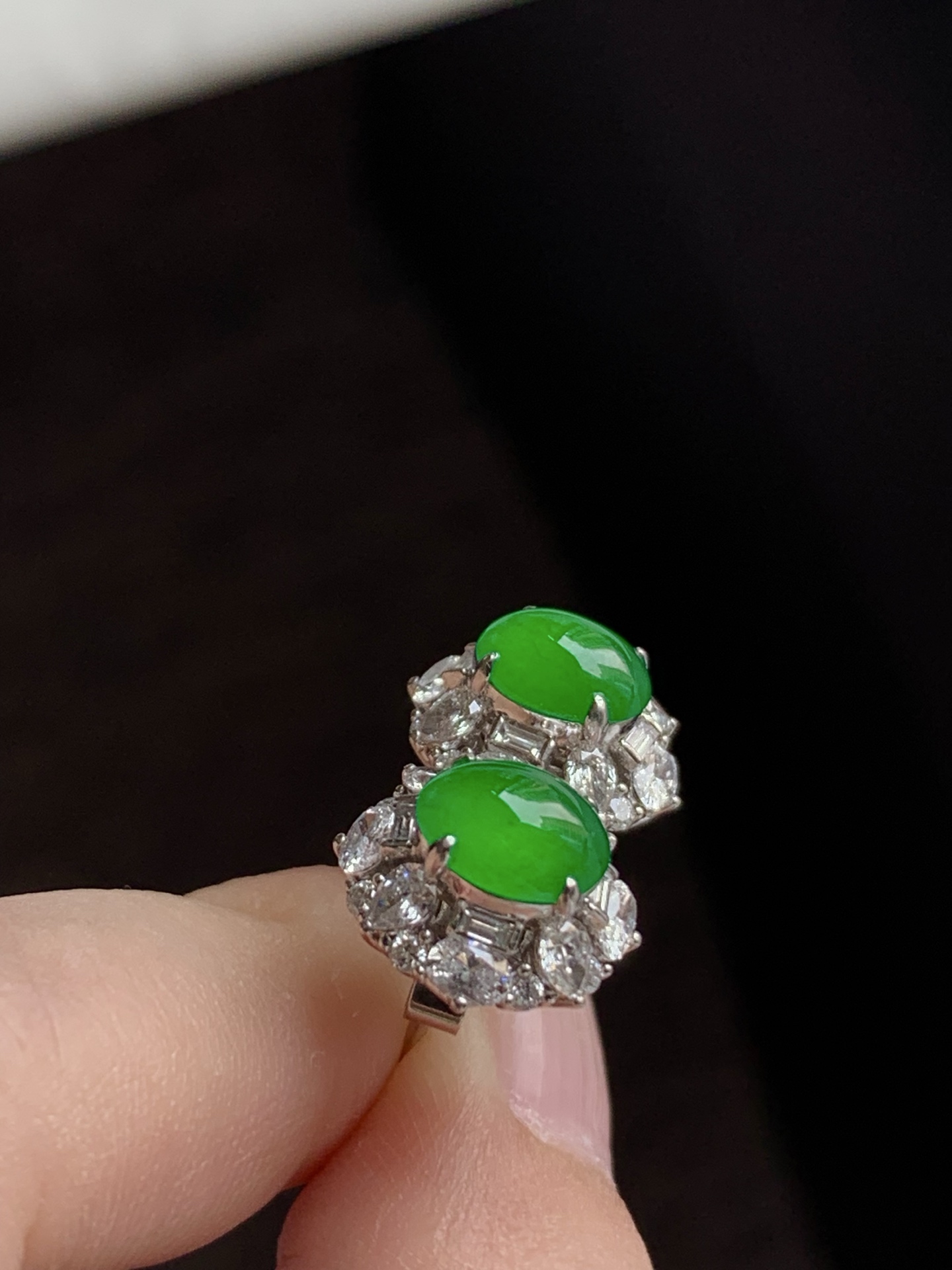 ️，18k金镶嵌蛋面耳钉，种老细腻，色阳浓郁起胶，尺寸：成品：12.1*11*8.1，裸石：7.3*5.8，b17422