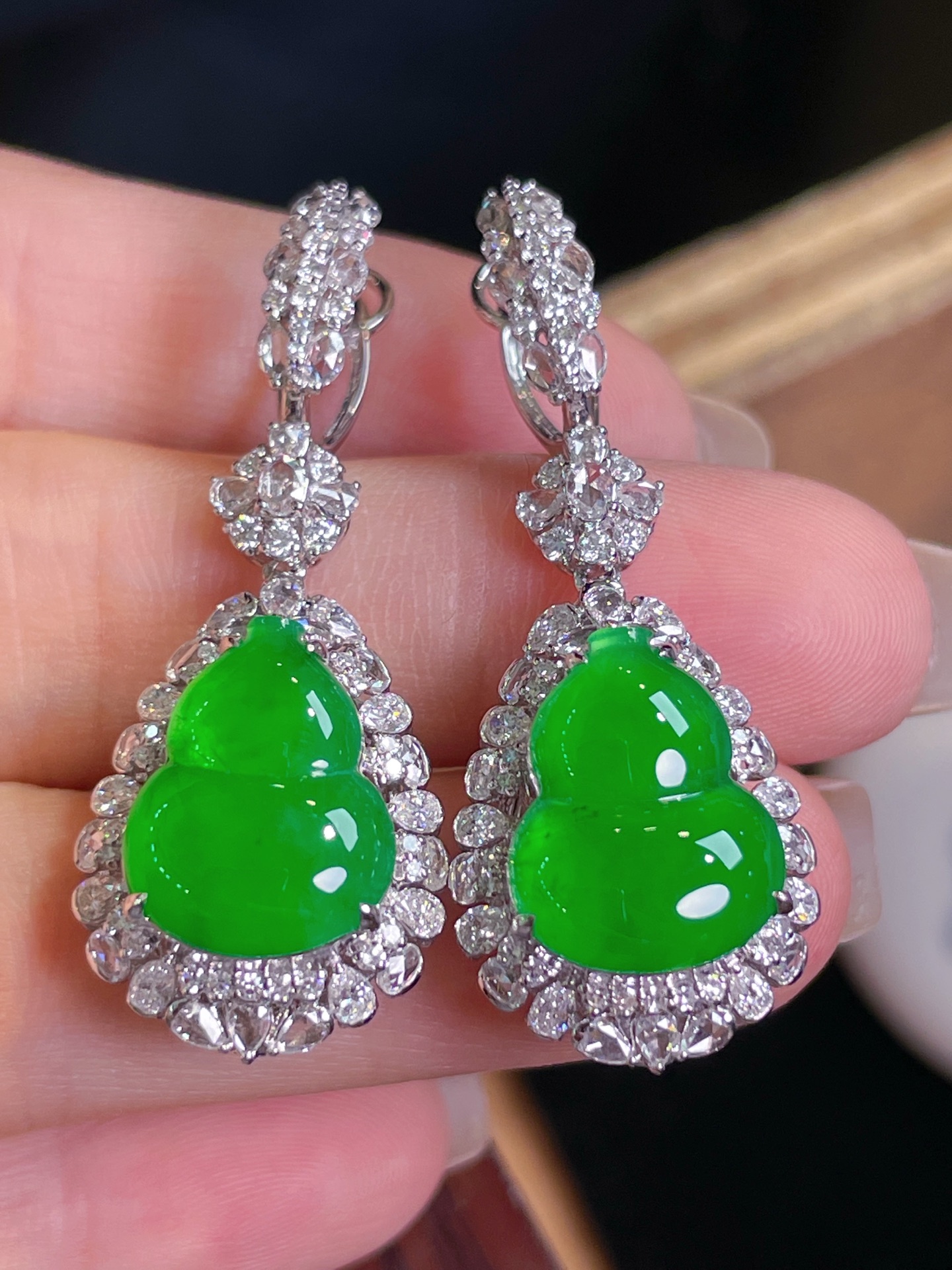 ️超值，翡翠A货 葫芦耳环，阳绿满色，料子冰润细腻，种老起光，18k金镶真钻，上身佩戴效果很好40.2/15.8/11.5裸石14.5/11.6/3