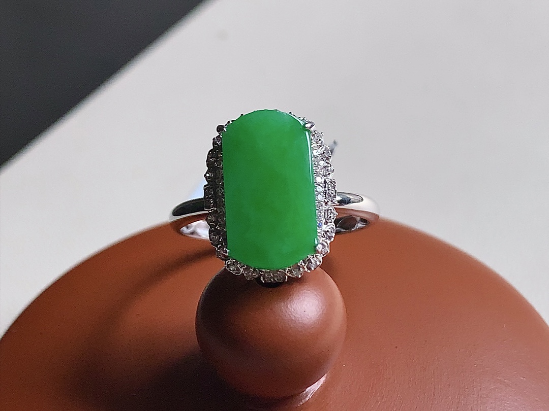 ️ 阳绿马鞍戒指 色泽漂亮，品相，无裂尺寸14.6*11*7、13*8、圈口14 超值