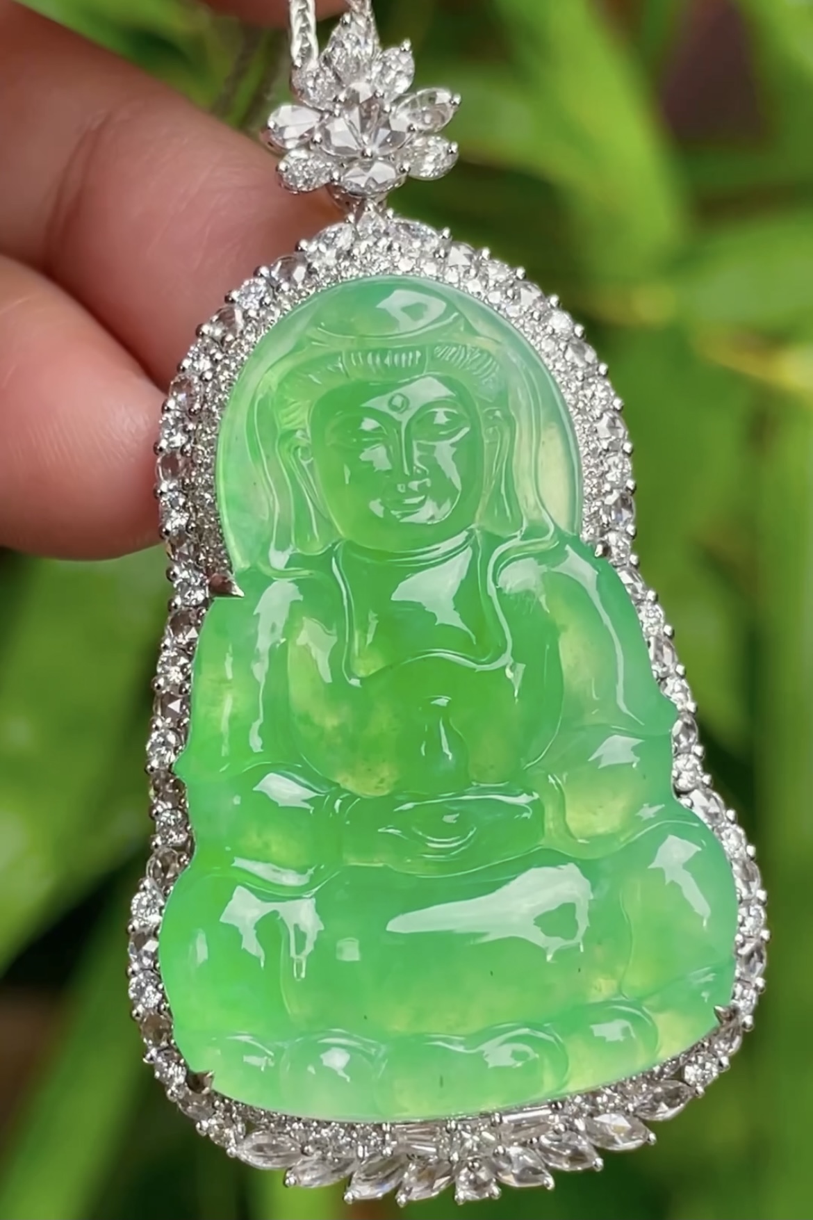 大观音大件饱满，通透水润，玉质细腻，翠色鲜艳，18k金奢华钻石镶嵌，37.8-25.9-3.7
