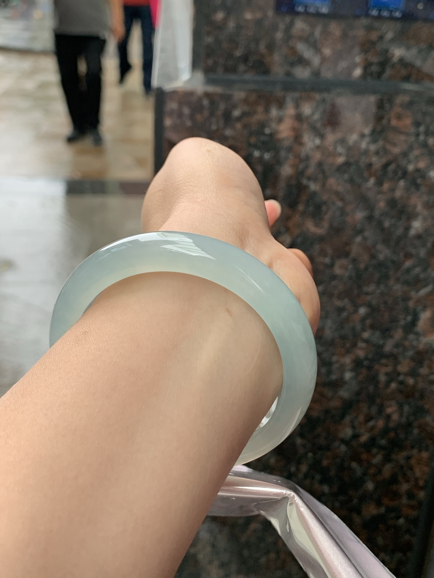 冰蓝正圈，58.5-12.2-8.8，0423-N514，无裂，底妆冰润细腻，千变万化的冰晴蓝底色，拥有海的颜色，却散发着星空的光芒，这是一只来自冰川蓝的清冷气质仙女镯。