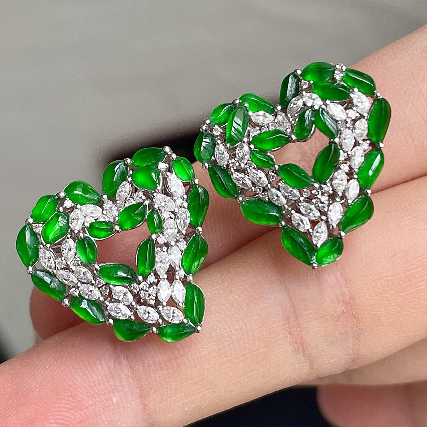 ️，缅料冰阳绿爱心耳钉，色辣，18k金镶嵌，饱满水润，无裂，裸石尺寸16.7/14.5/7.5，编码0422好数字