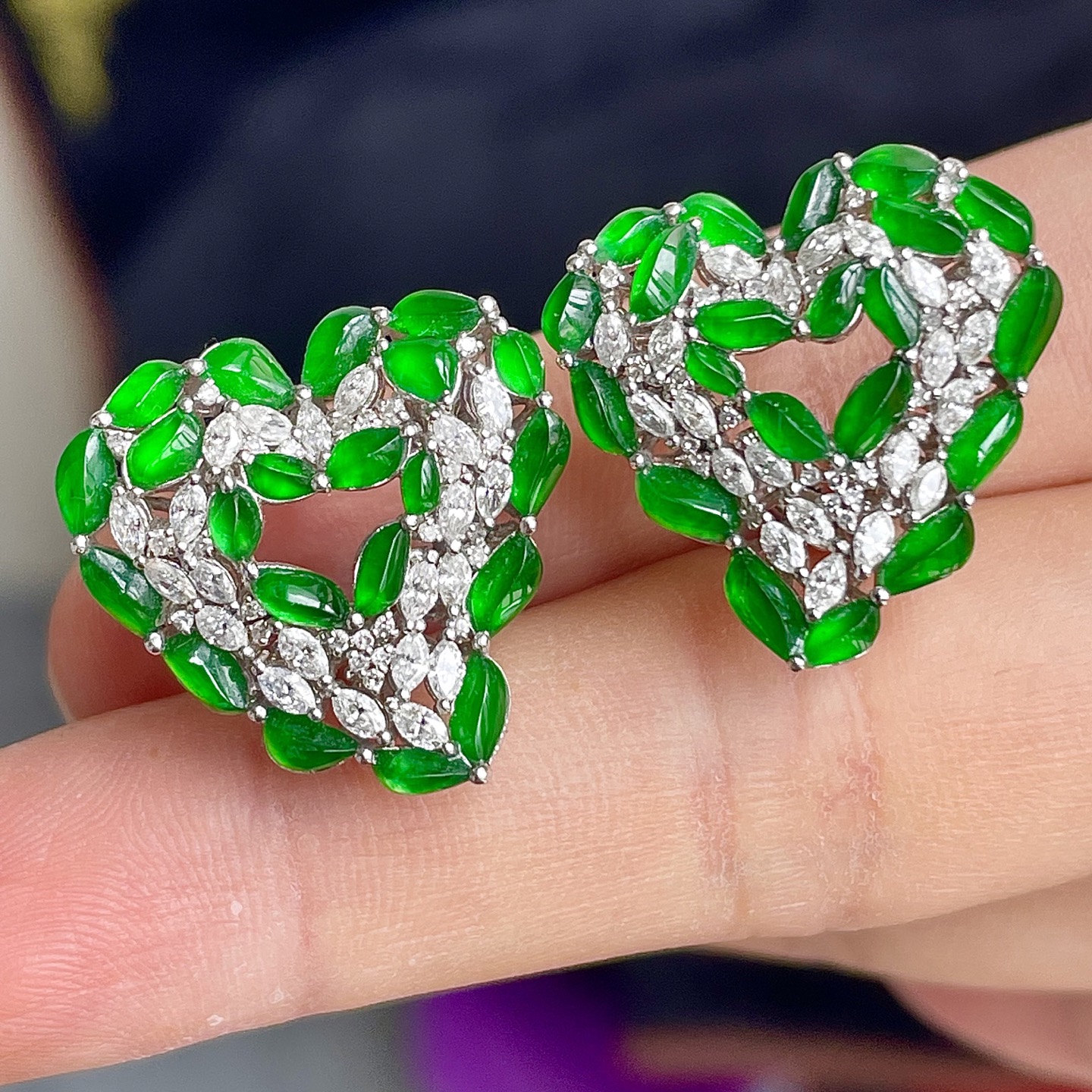 ️，缅料冰阳绿爱心耳钉，色辣，18k金镶嵌，饱满水润，无裂，裸石尺寸16.7/14.5/7.5，编码0422好数字