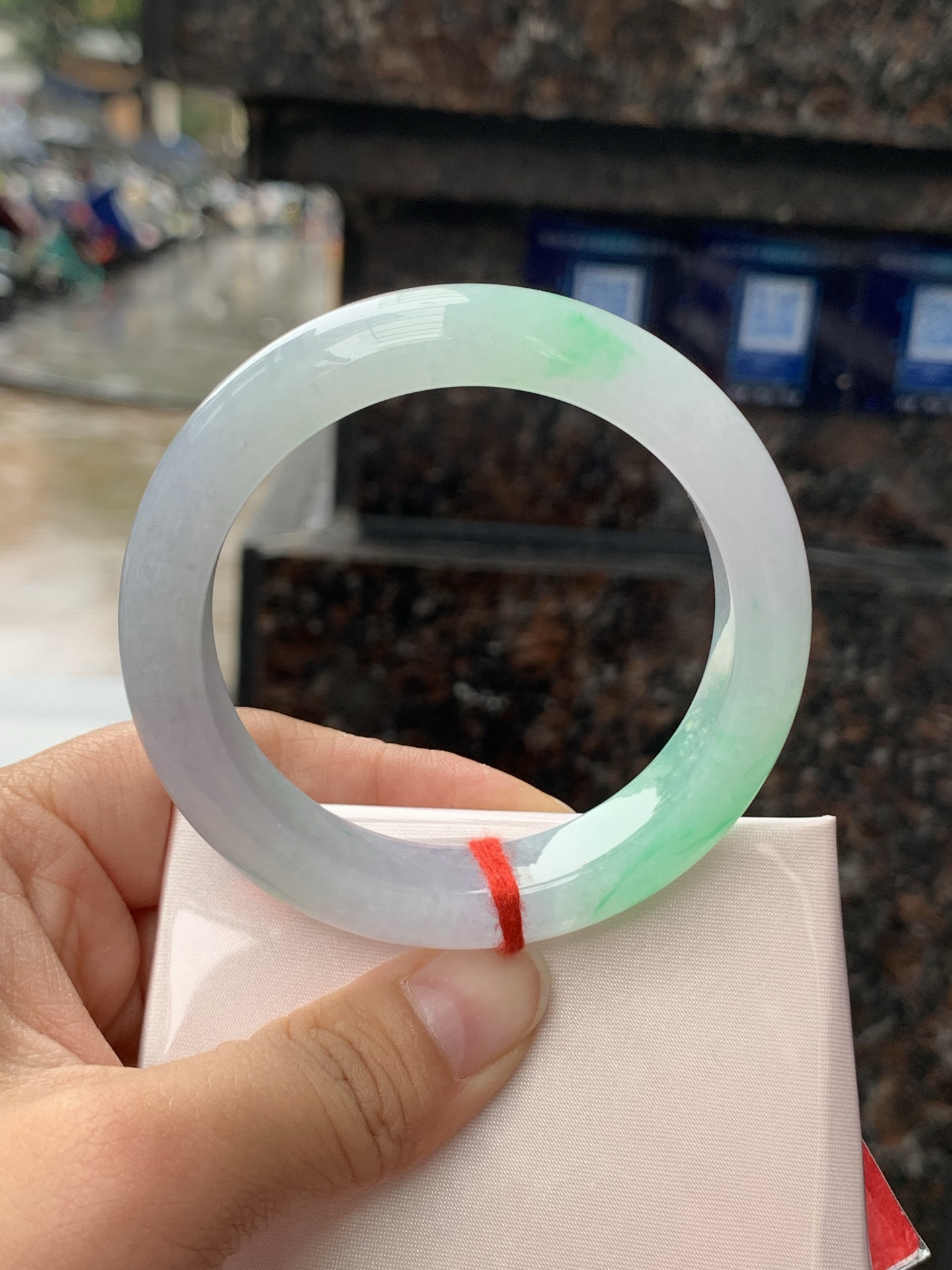 冰春彩正圈，53.5-13.2-9，0423-N517，打灯纹裂，不扣，底妆水润，淡淡粉底色飘阳绿花，气质温婉而迷人。